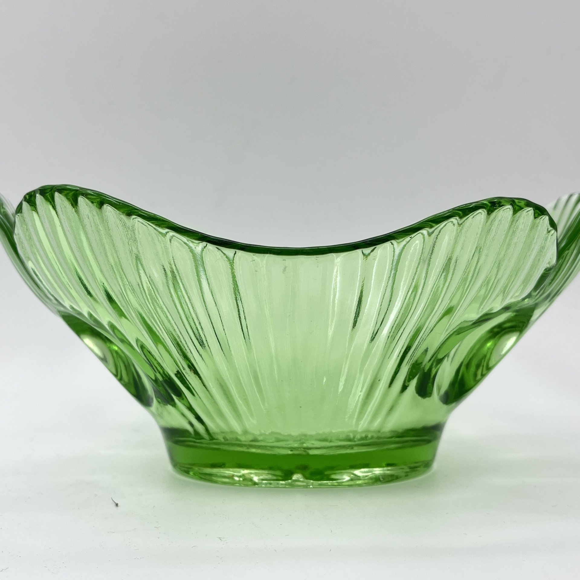 Вазочка (конфетница) зеленого оттенка с фигурными краями, стекло, СССР, 1970-1990 гг.