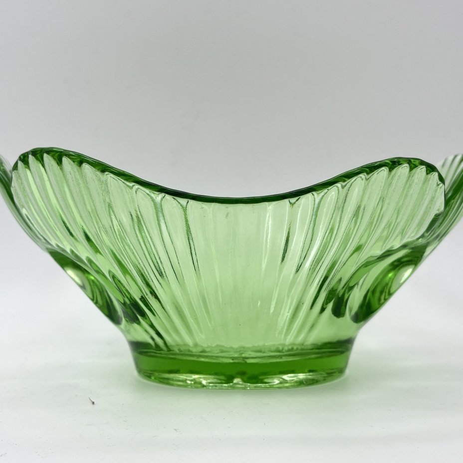 Вазочка (конфетница) зеленого оттенка с фигурными краями