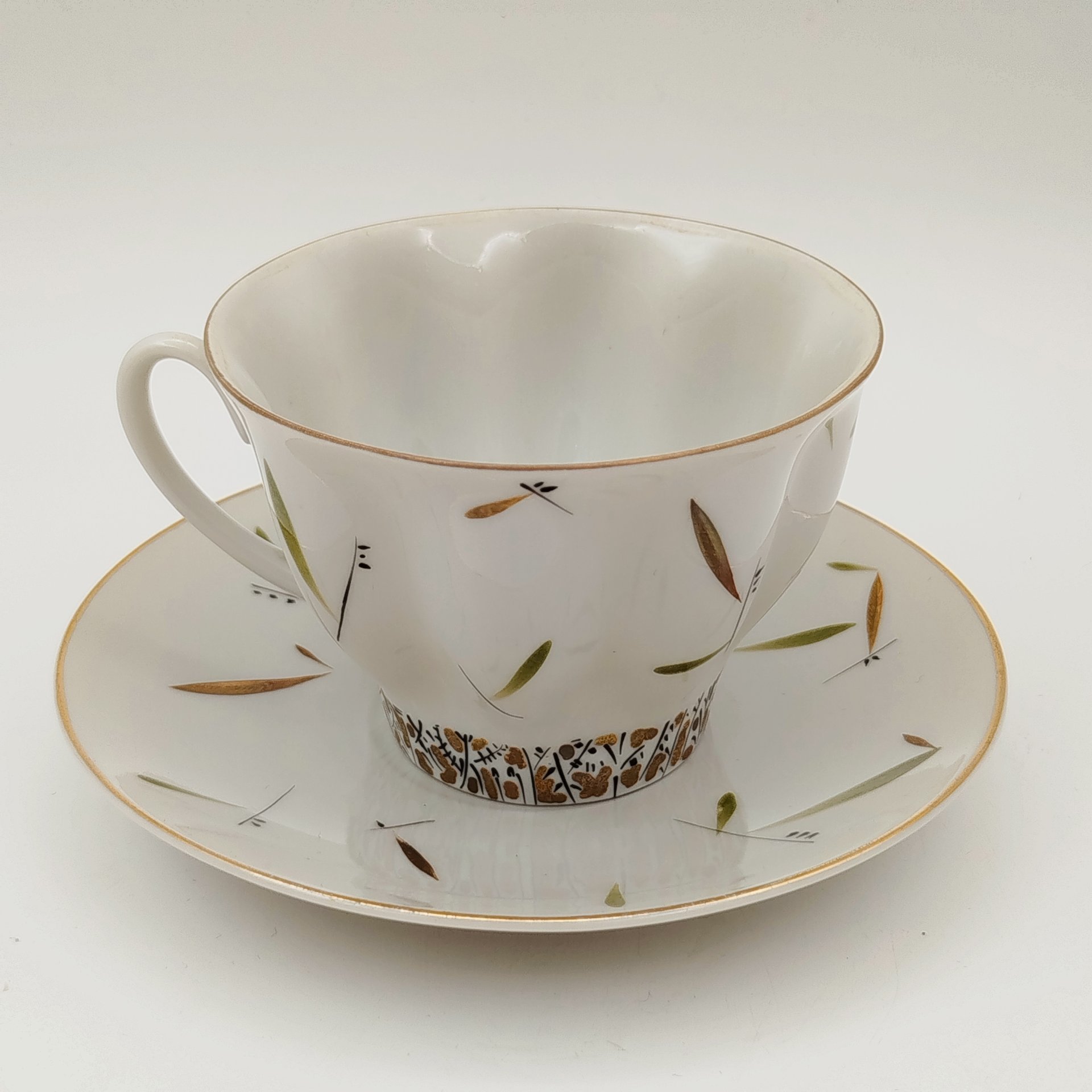 [Редкая роспись] Пара чайная с декором в виде лепестков, форма "Волна" (автор формы Э.М. Криммер), фарфор, роспись, золочение, Ленинградский фарфоровый завод (ЛФЗ), СССР, 1960-1970 гг.