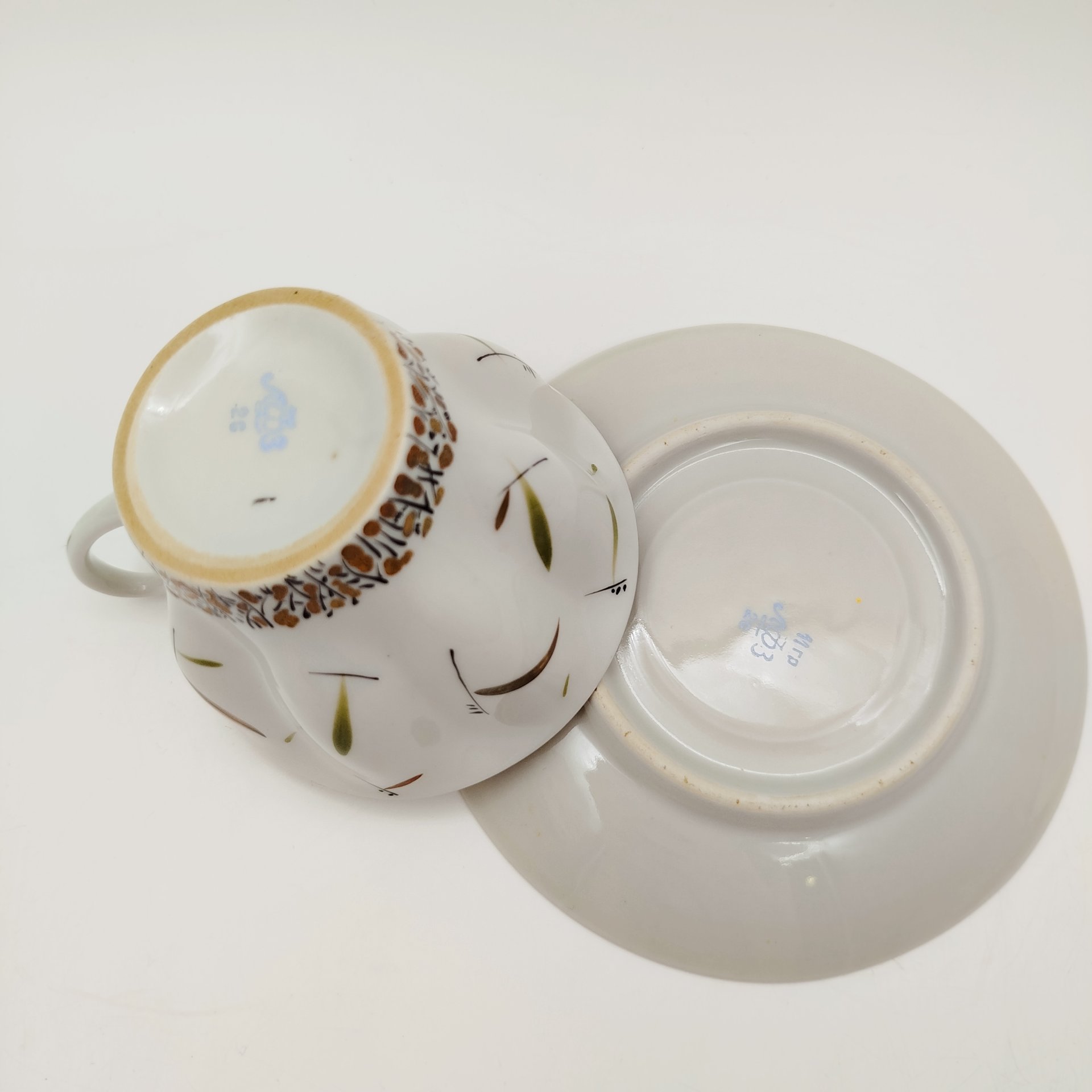 [Редкая роспись] Пара чайная с декором в виде лепестков, форма "Волна" (автор формы Э.М. Криммер), фарфор, роспись, золочение, Ленинградский фарфоровый завод (ЛФЗ), СССР, 1960-1970 гг.