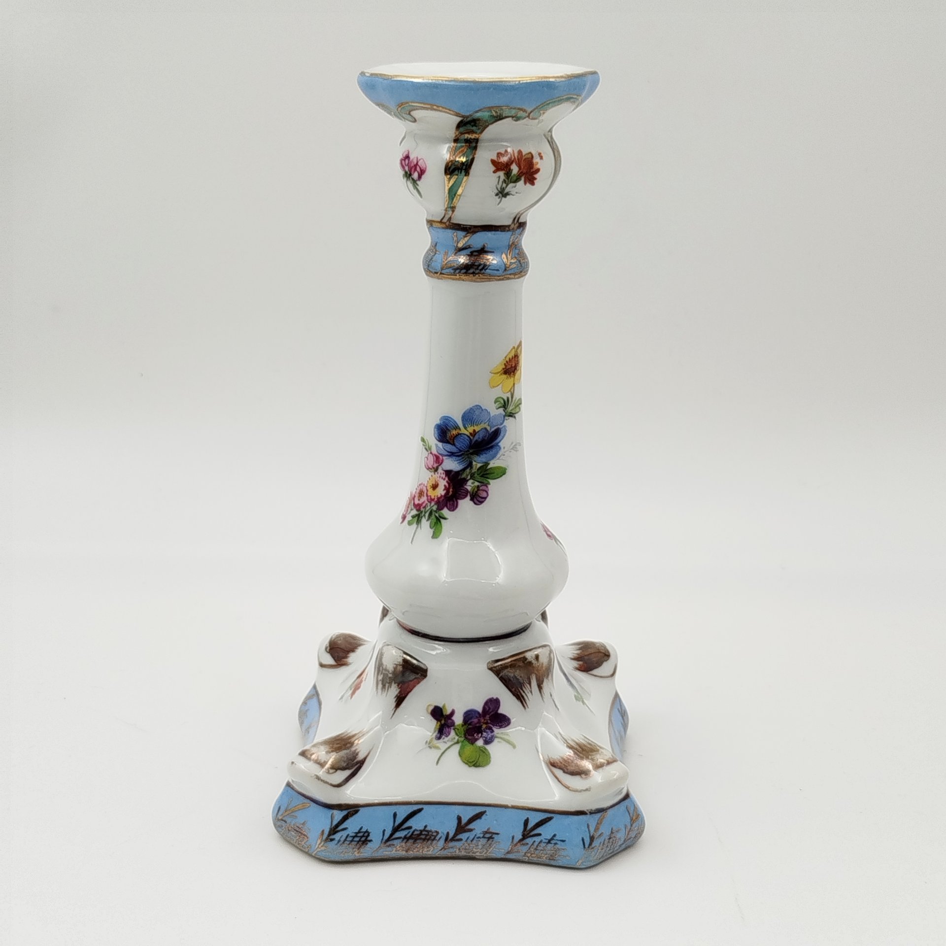 Подсвечник на одну свечу с цветочным декором, фарфор, деколь, золочение, Европа, 1970-1990 гг.