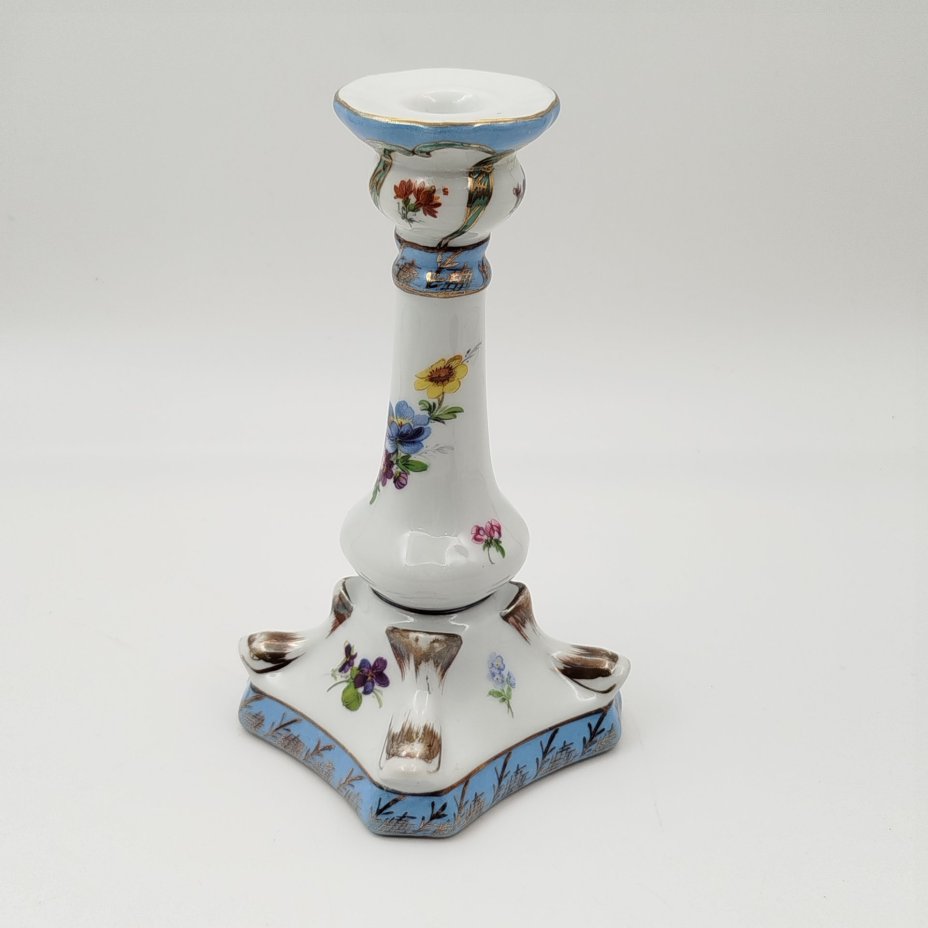 Подсвечник на одну свечу с цветочным декором
