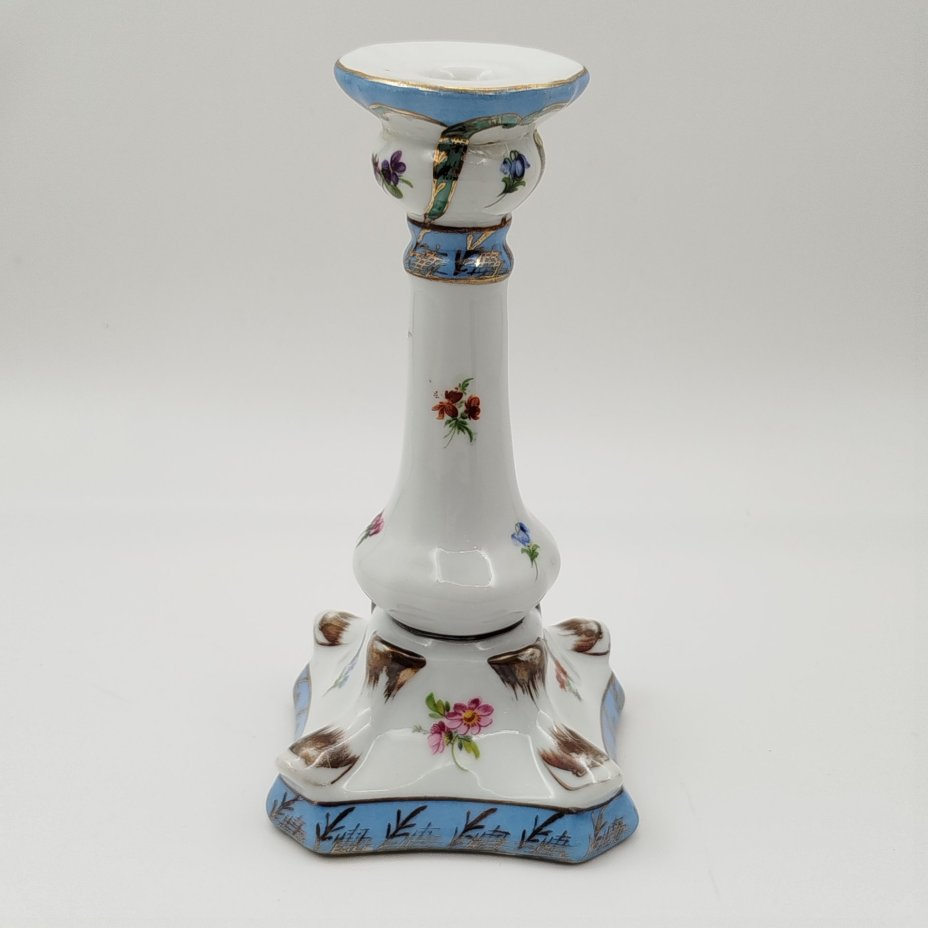 Подсвечник на одну свечу с цветочным декором