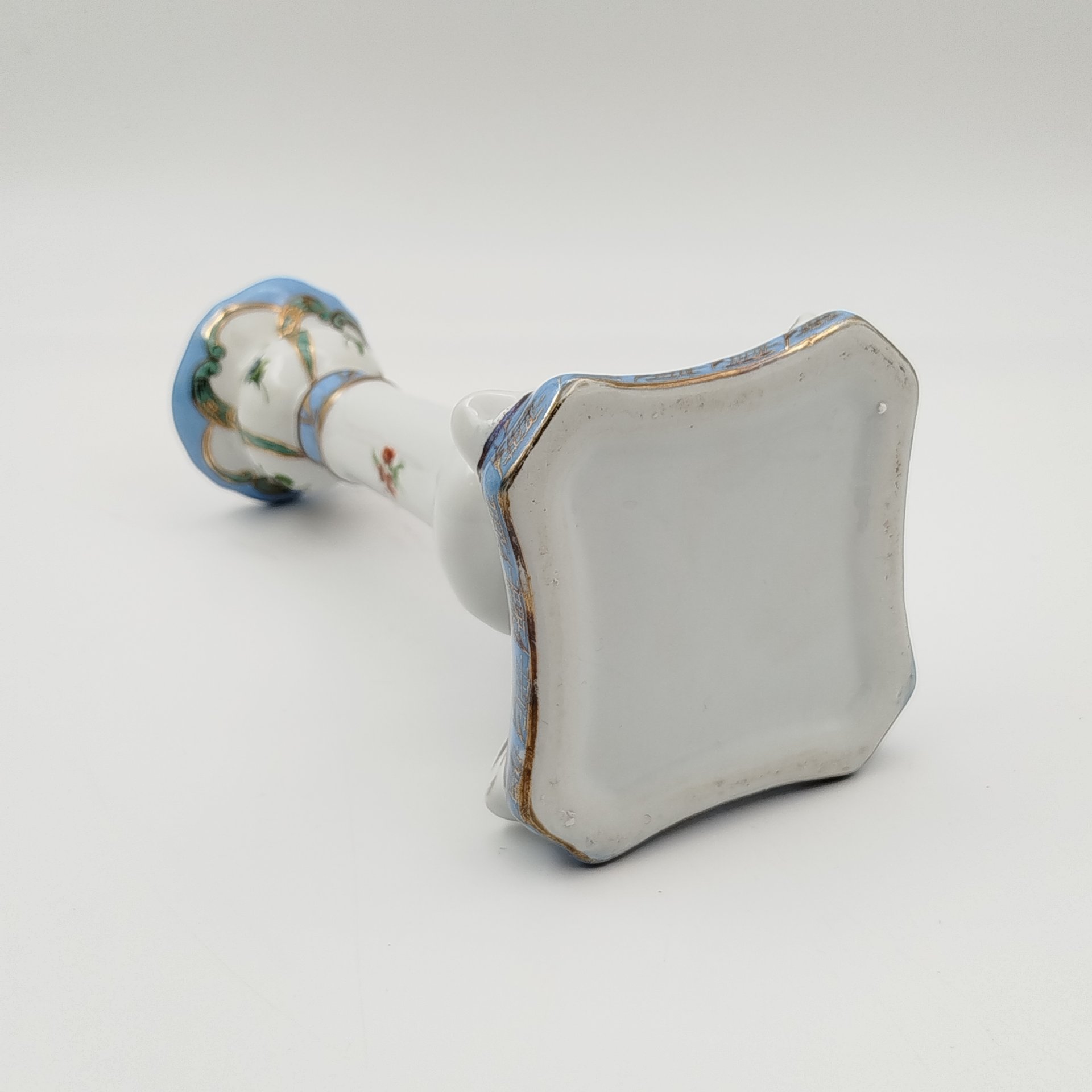 Подсвечник на одну свечу с цветочным декором, фарфор, деколь, золочение, Европа, 1970-1990 гг.