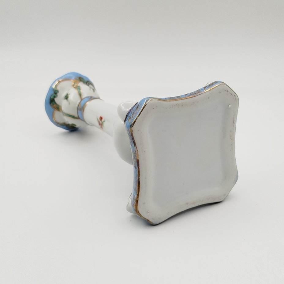 Подсвечник на одну свечу с цветочным декором