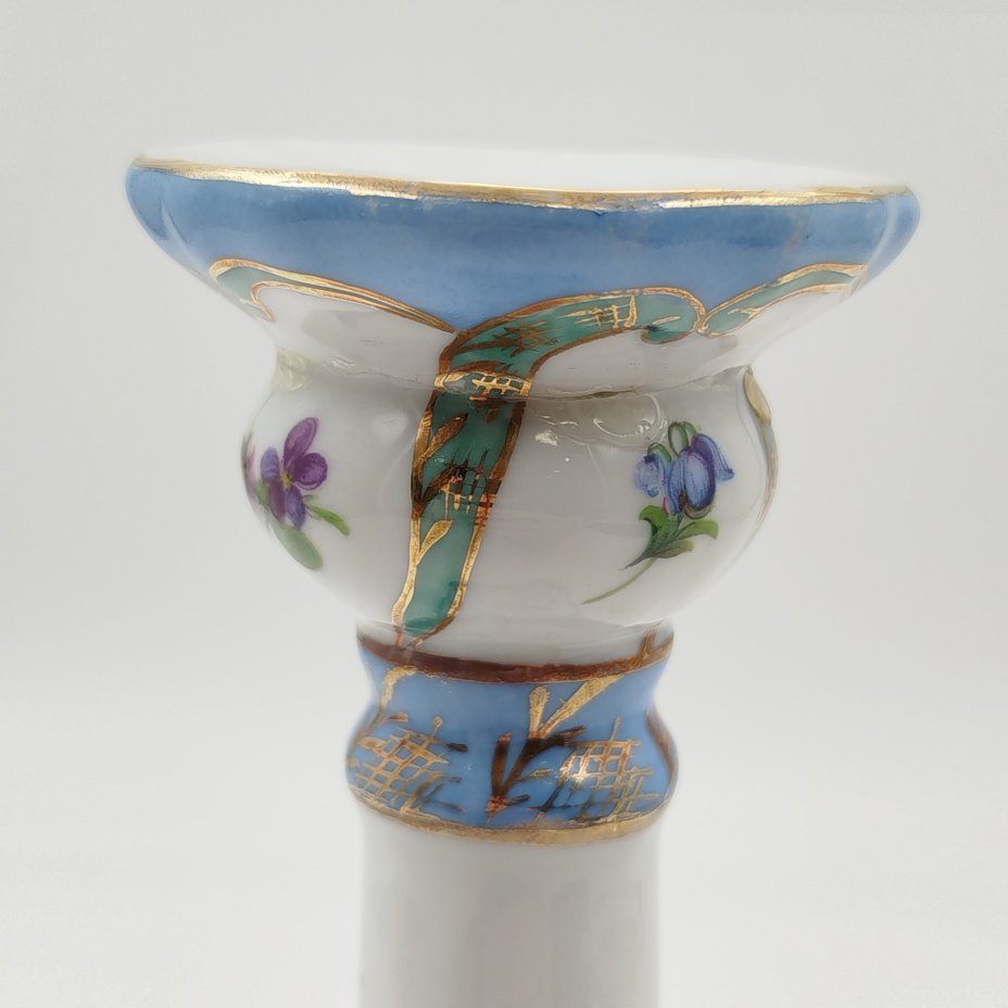 Подсвечник на одну свечу с цветочным декором