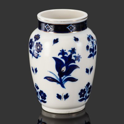 Ваза "Раскидные цветы", автор формы С.Е. Яковлева, художник А.В. Воробьевский, Ленинградский фарфоровый завод (ЛФЗ)