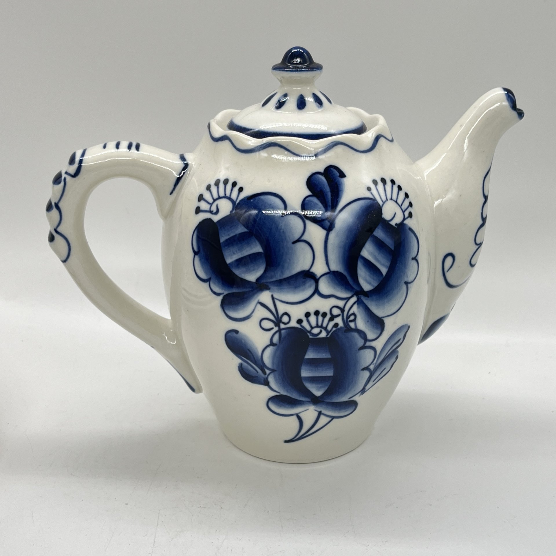 Чайник заварочный с расписным цветочным декором (крышка в подборе), фарфор, роспись, Объединение «Гжель», СССР, 1972-1985 гг.
