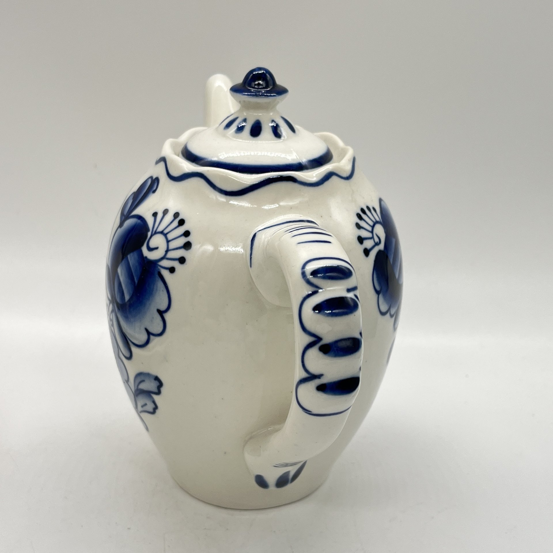 Чайник заварочный с расписным цветочным декором (крышка в подборе), фарфор, роспись, Объединение «Гжель», СССР, 1972-1985 гг.