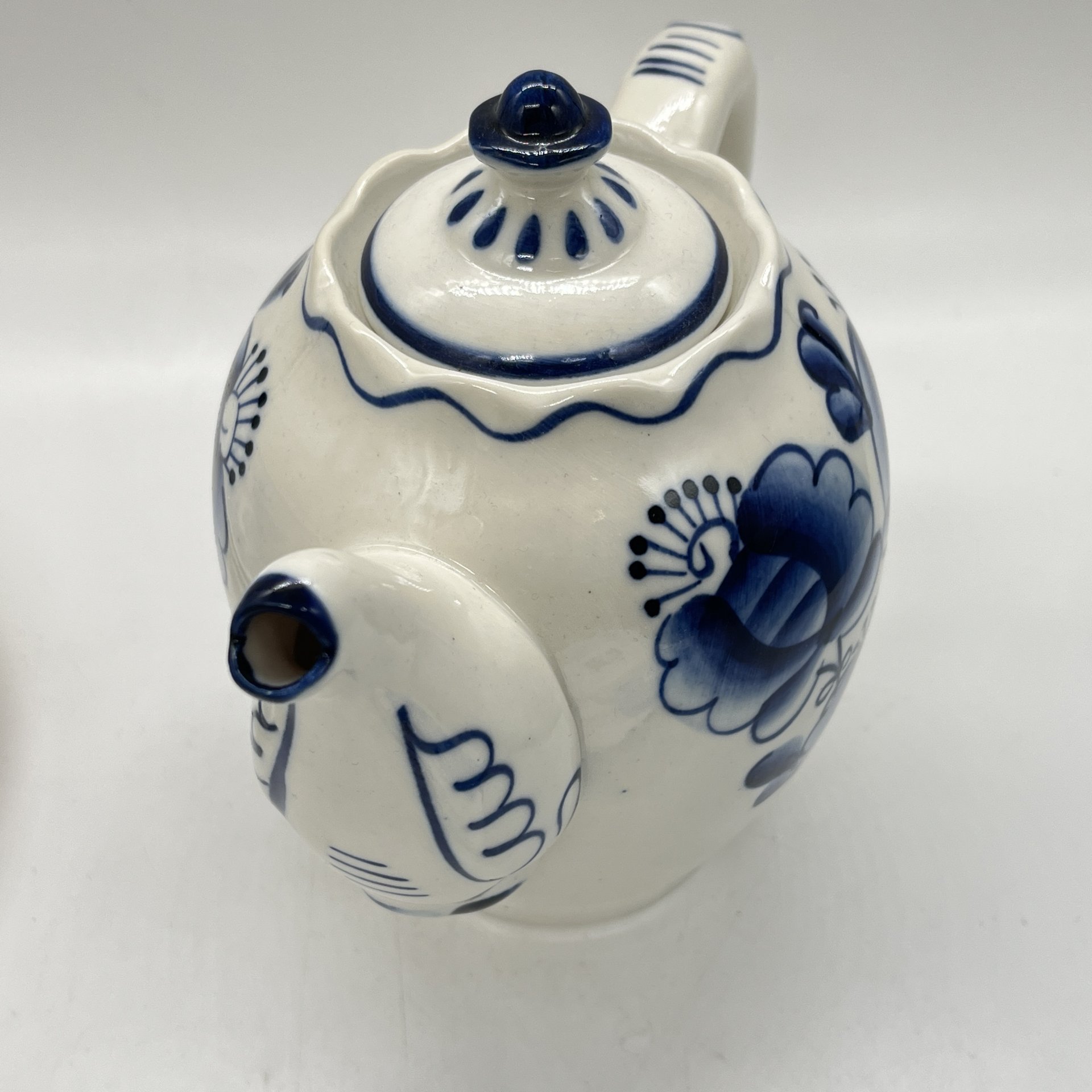 Чайник заварочный с расписным цветочным декором (крышка в подборе), фарфор, роспись, Объединение «Гжель», СССР, 1972-1985 гг.