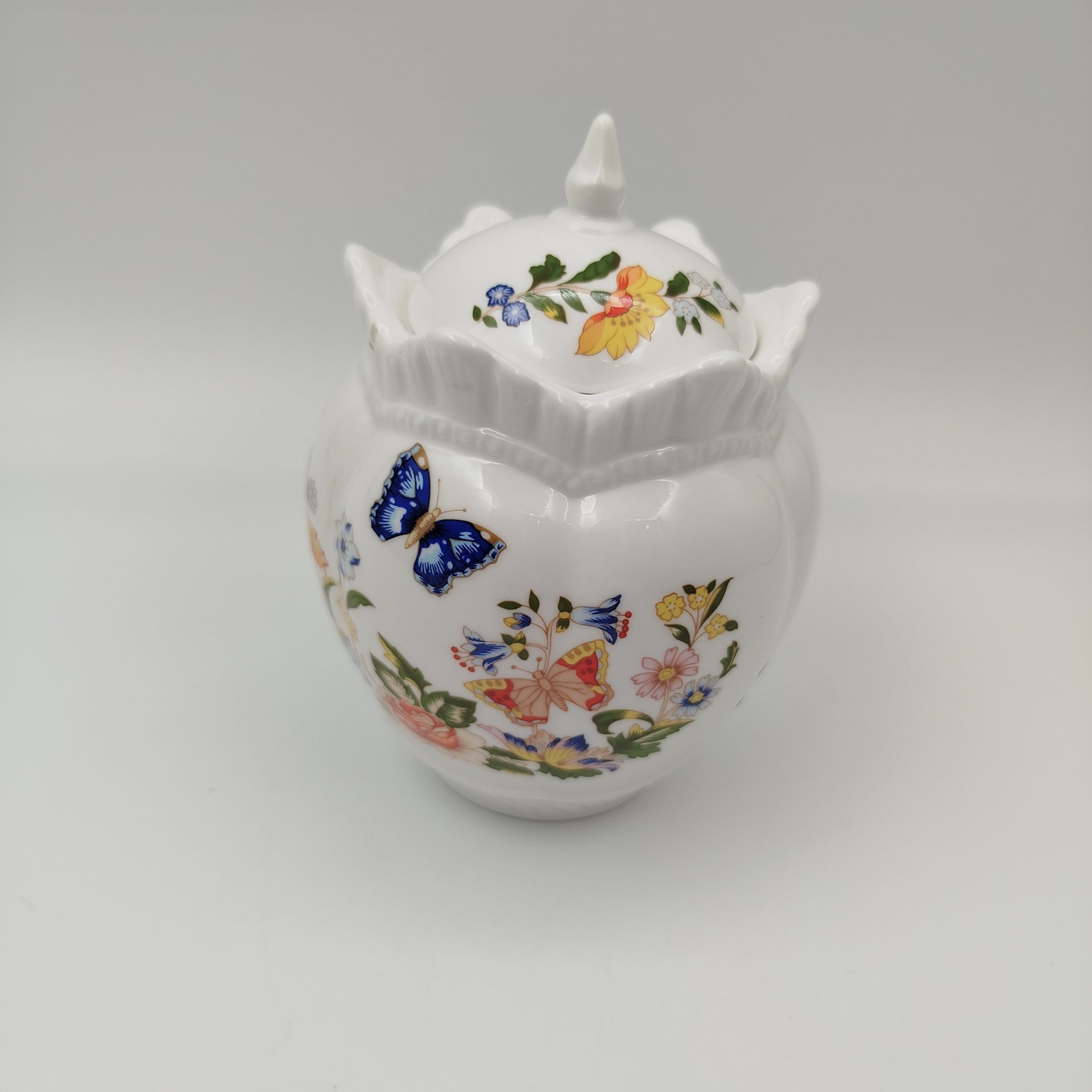 Сахарница, украшенная изображением цветов и бабочек, компания Aynsley, фарфор, деколь, сплав металлов, Великобритания, 1990-2020 гг.