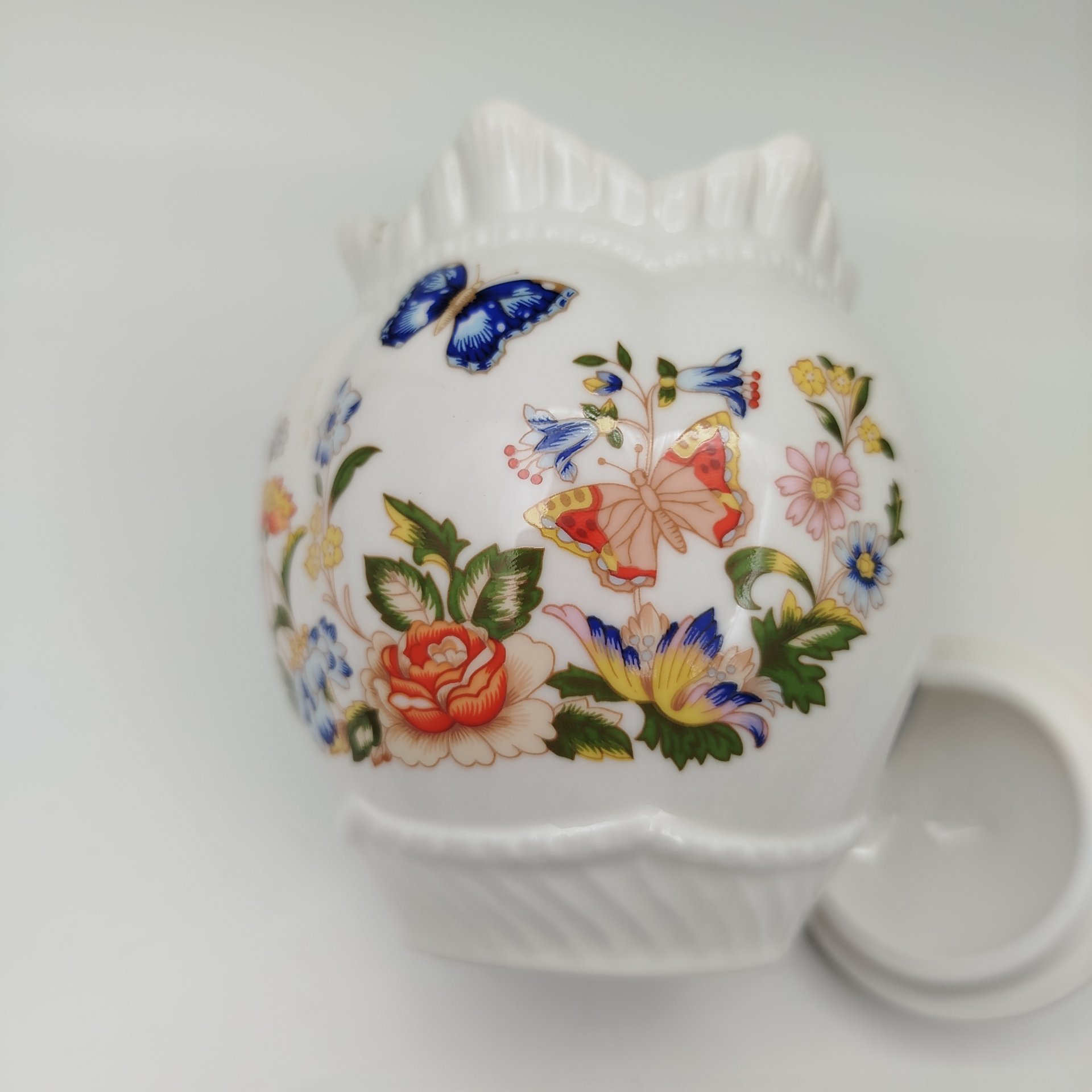 Сахарница, украшенная изображением цветов и бабочек, компания Aynsley, фарфор, деколь, сплав металлов, Великобритания, 1990-2020 гг.