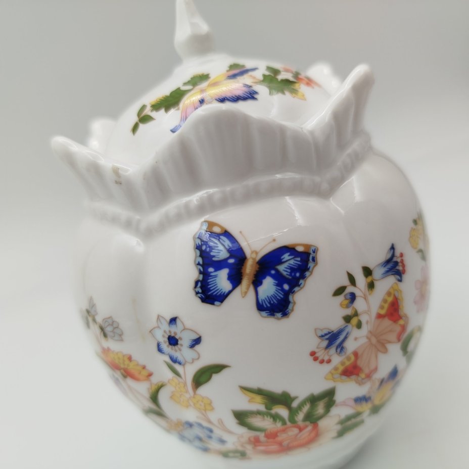 Сахарница, украшенная изображением цветов и бабочек, компания Aynsley