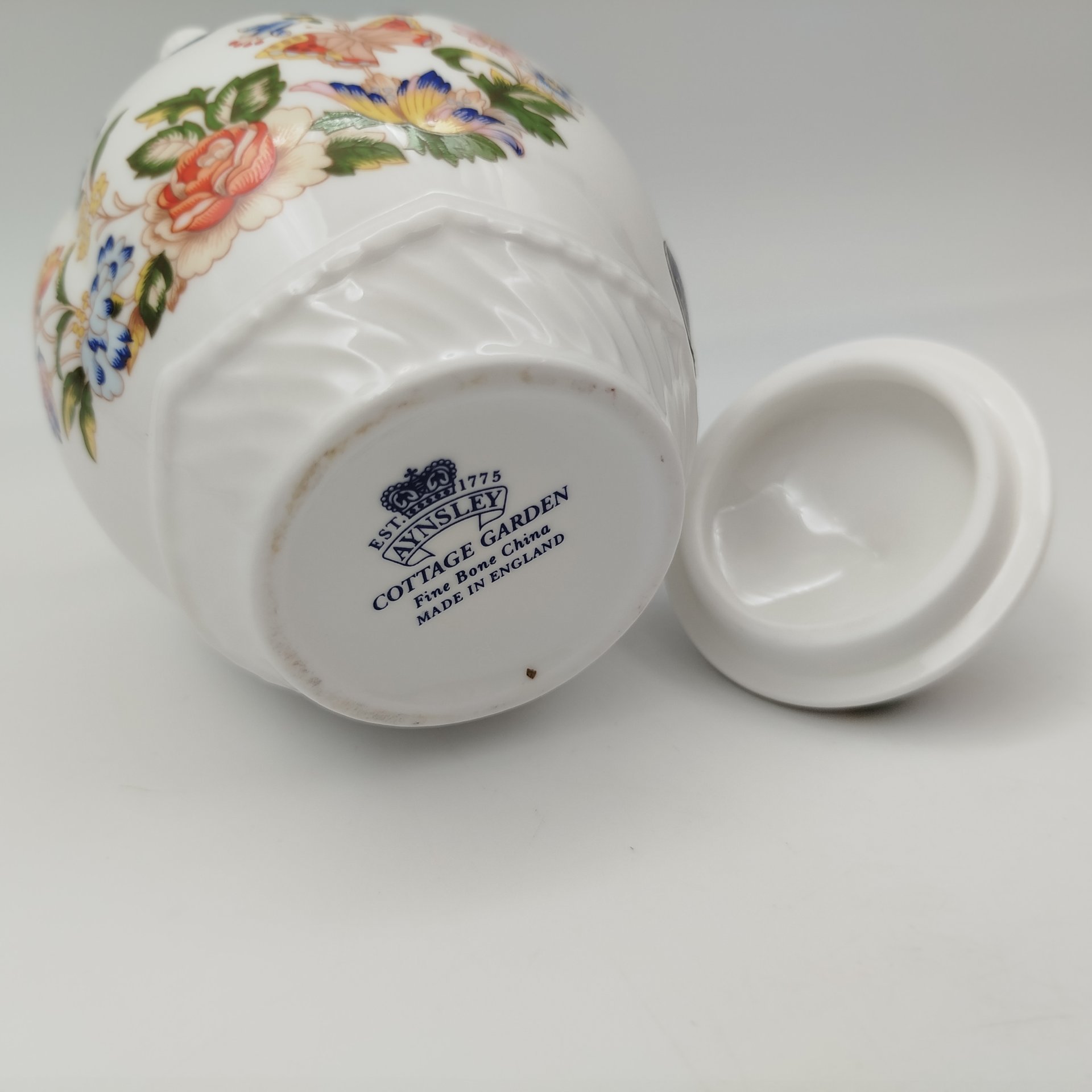 Сахарница, украшенная изображением цветов и бабочек, компания Aynsley, фарфор, деколь, сплав металлов, Великобритания, 1990-2020 гг.