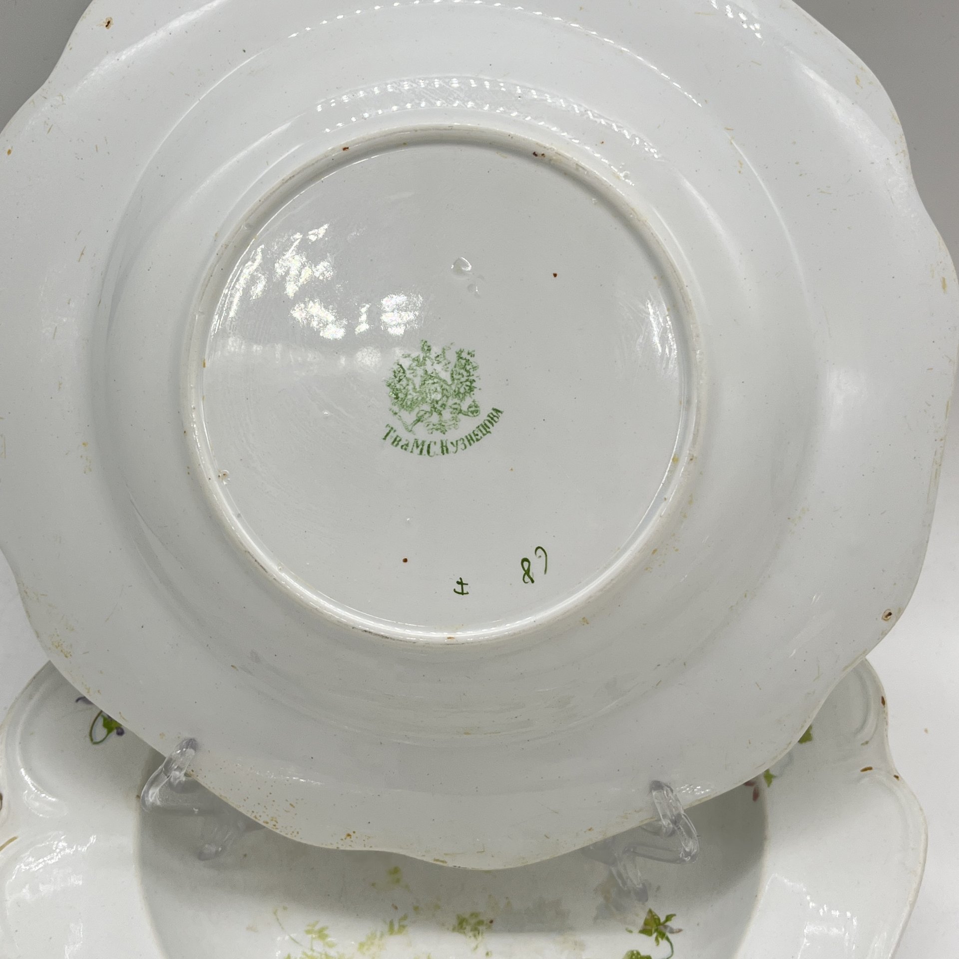 Набор из 2 обеденных тарелок с цветочным декором, фаянс, деколь, Товарищество М.С. Кузнецова, Российская империя, 1890-1910 гг.