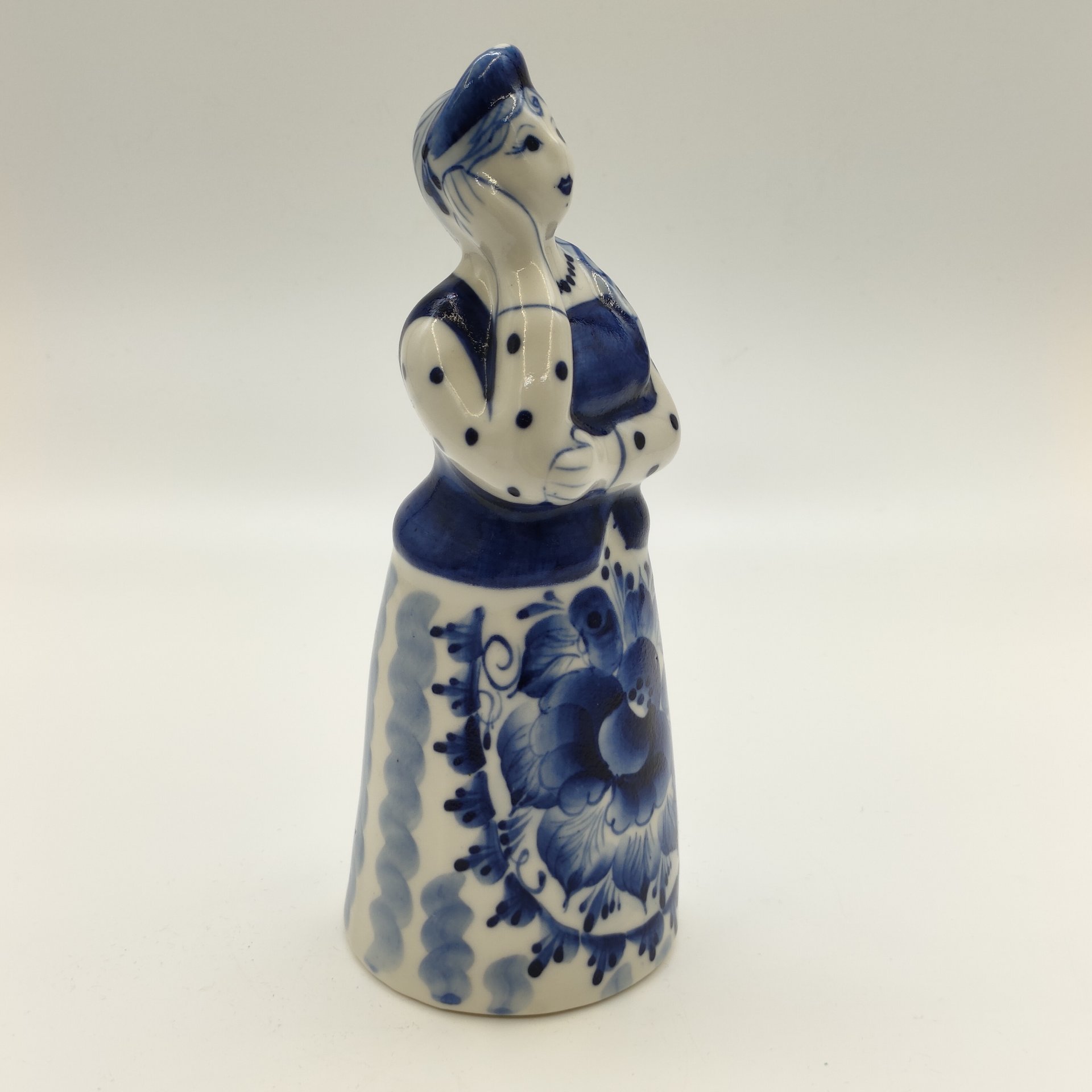 Статуэтка "Крестьянка", Гжель, фарфор, роспись, Российская Федерация, 1990-2015 гг.