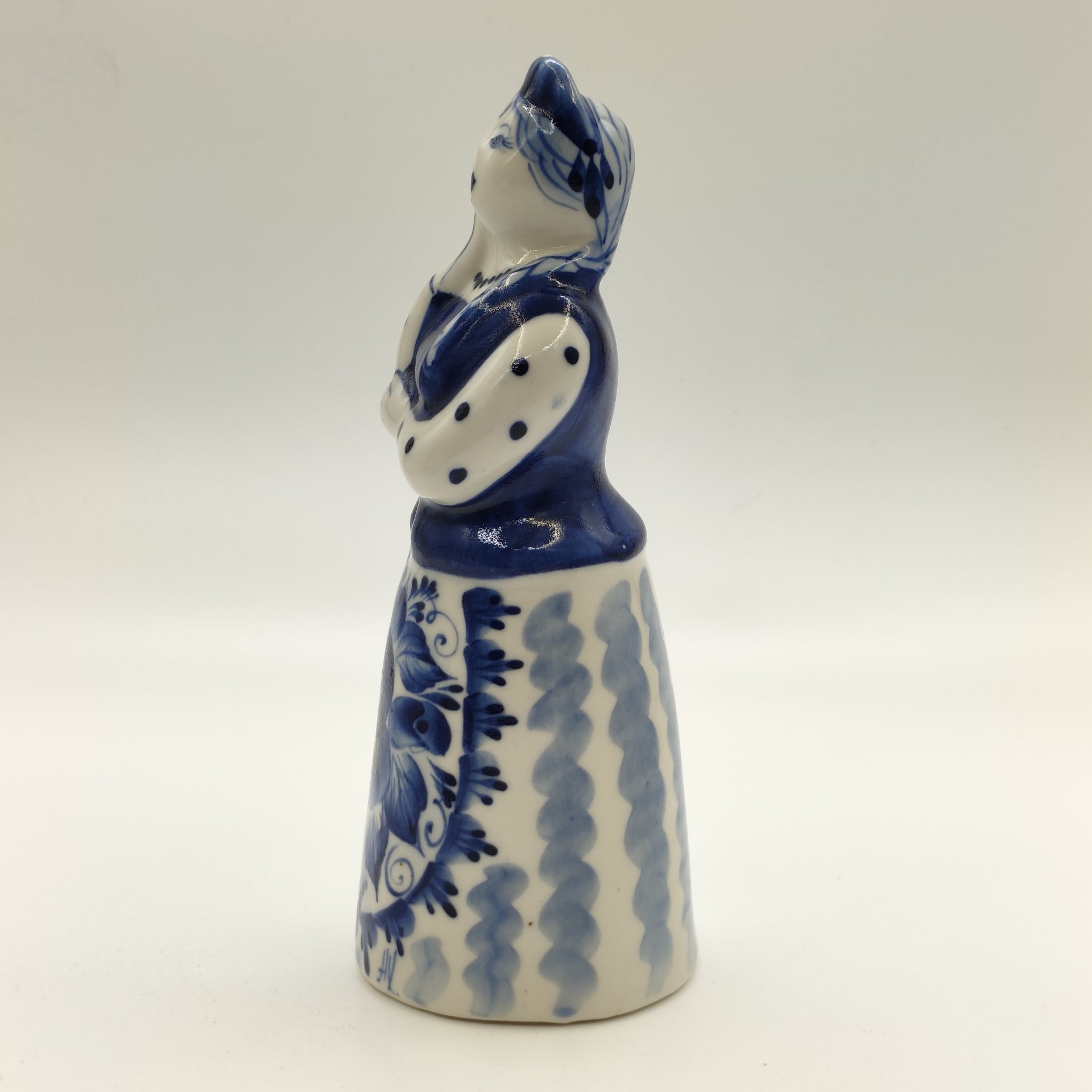 Статуэтка "Крестьянка", Гжель, фарфор, роспись, Российская Федерация, 1990-2015 гг.