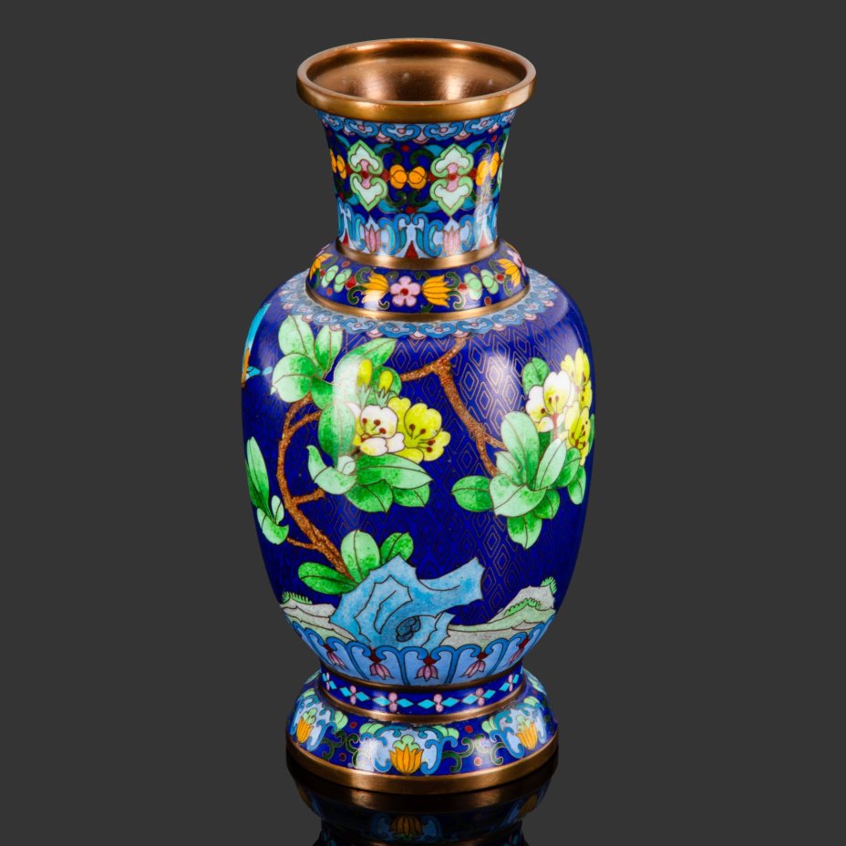 Ваза, украшенная цветущими пионами и птицами на синем ромбовидном фоне, Китай