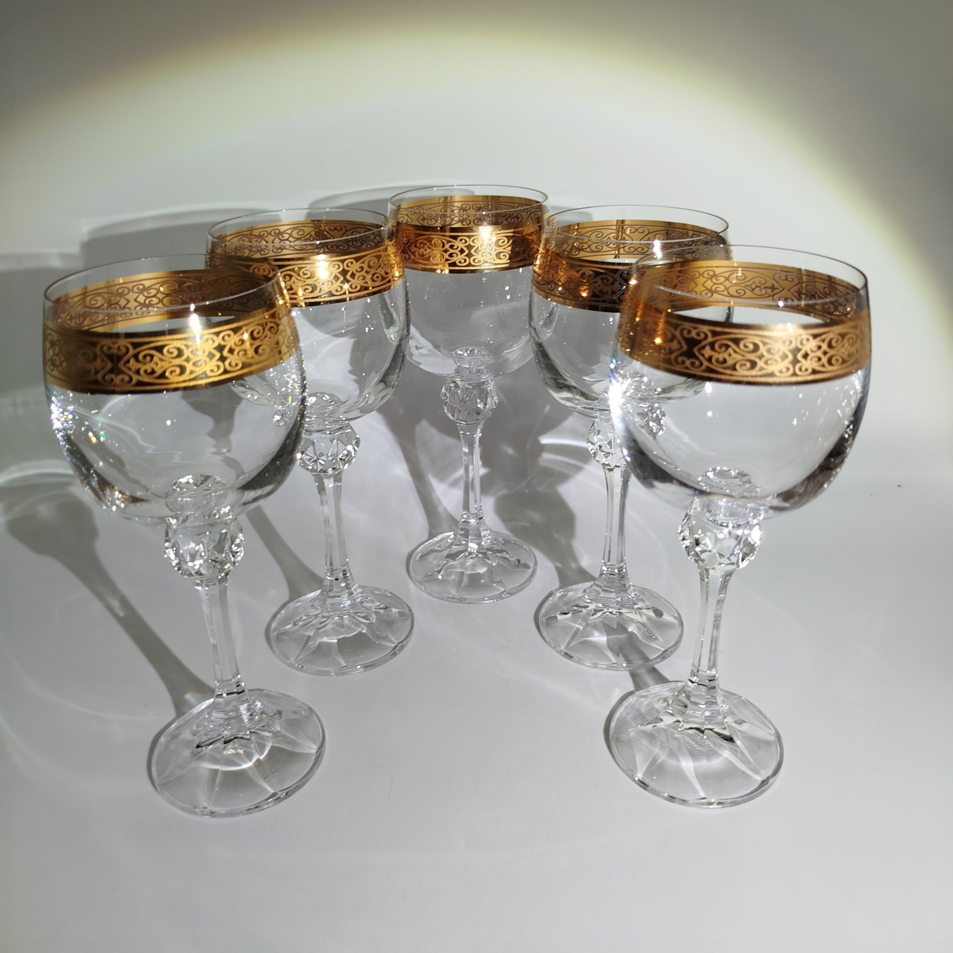 Набор из 5-ти бокалов для вина с фигурной ножкой, украшенные золотым узором, хрусталь, золочение, Bohemia Crystal (Bohemia Glass), Чехия, 1993-2010 гг.