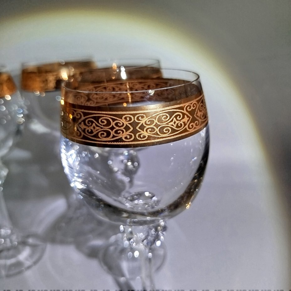 Набор из 5-ти бокалов для вина с фигурной ножкой, украшенные золотым узором, хрусталь, золочение, Bohemia Crystal (Bohemia Glass), Чехия, 1993-2010 гг.