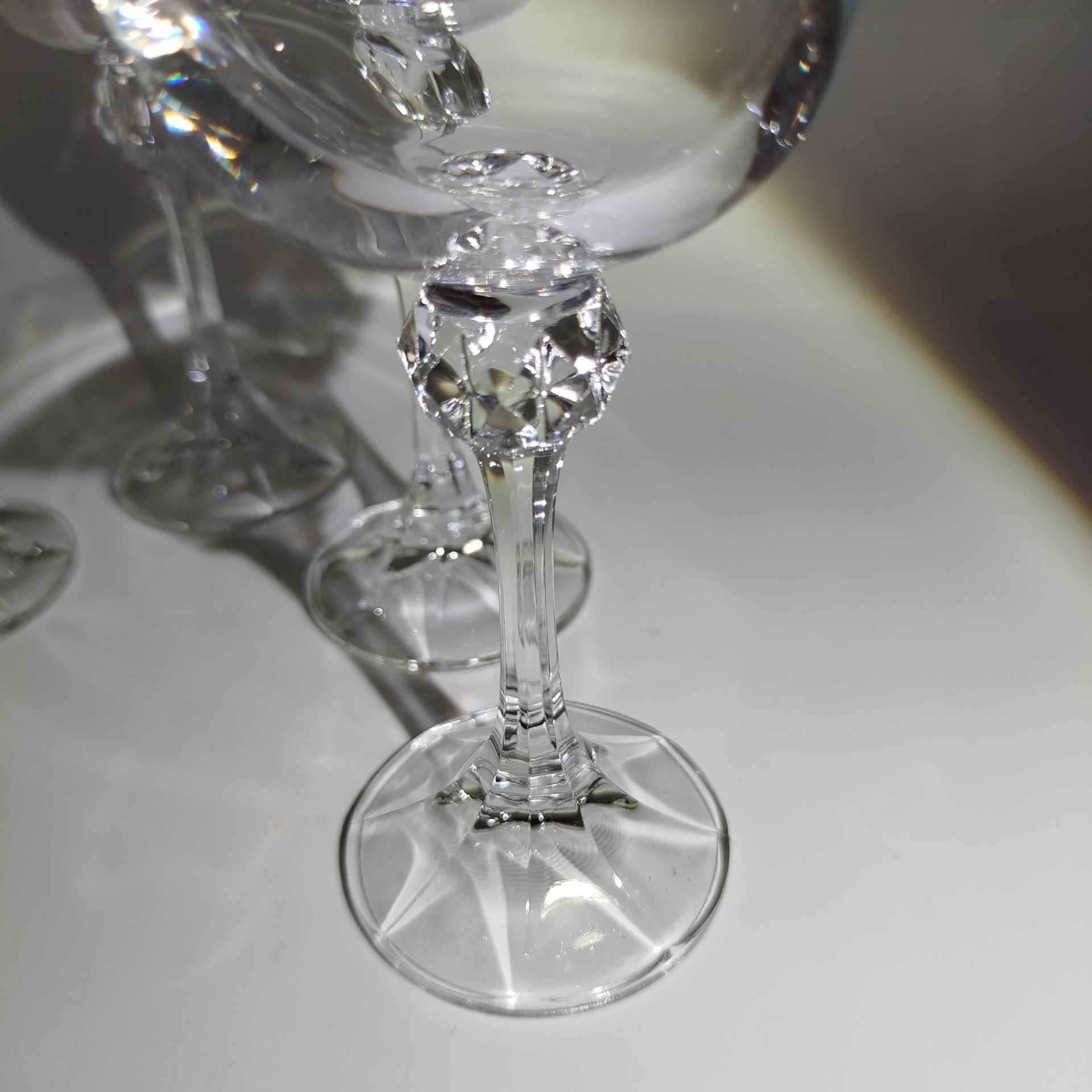 Набор из 5-ти бокалов для вина с фигурной ножкой, украшенные золотым узором, хрусталь, золочение, Bohemia Crystal (Bohemia Glass), Чехия, 1993-2010 гг.