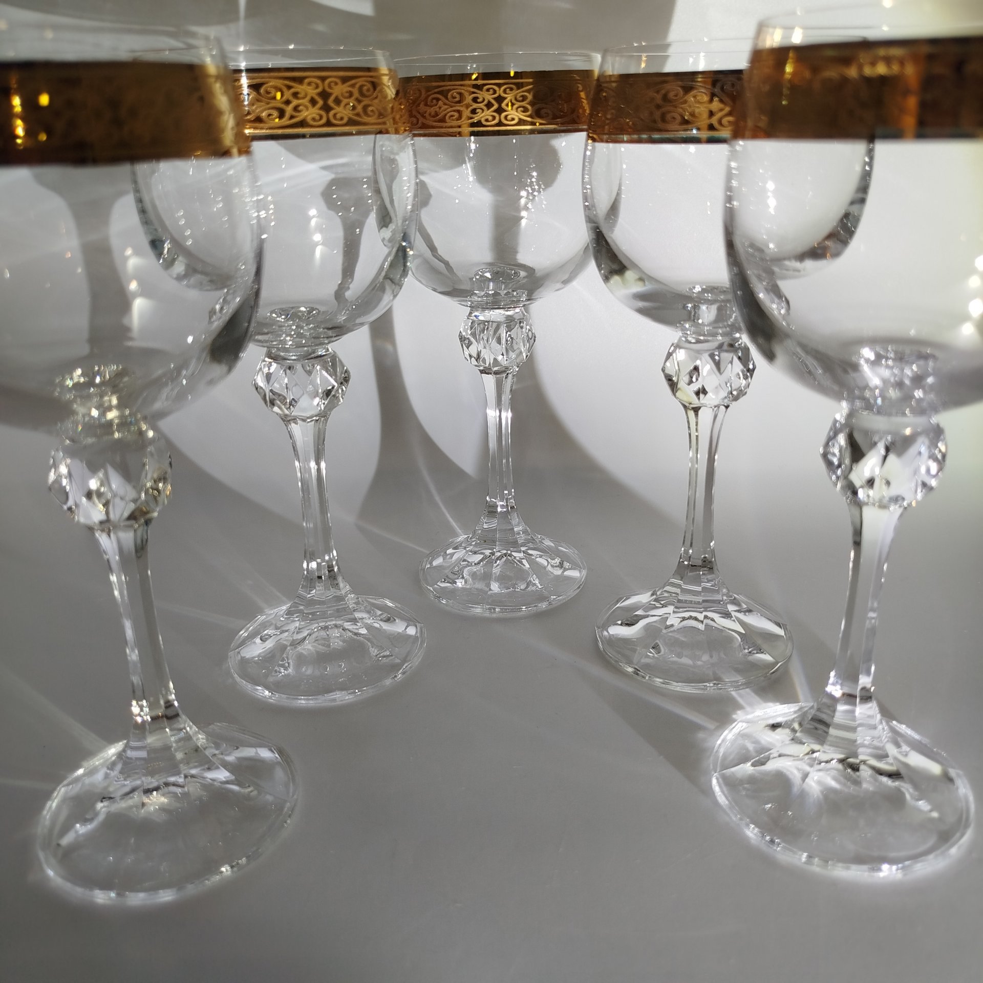 Набор из 5-ти бокалов для вина с фигурной ножкой, украшенные золотым узором, хрусталь, золочение, Bohemia Crystal (Bohemia Glass), Чехия, 1993-2010 гг.