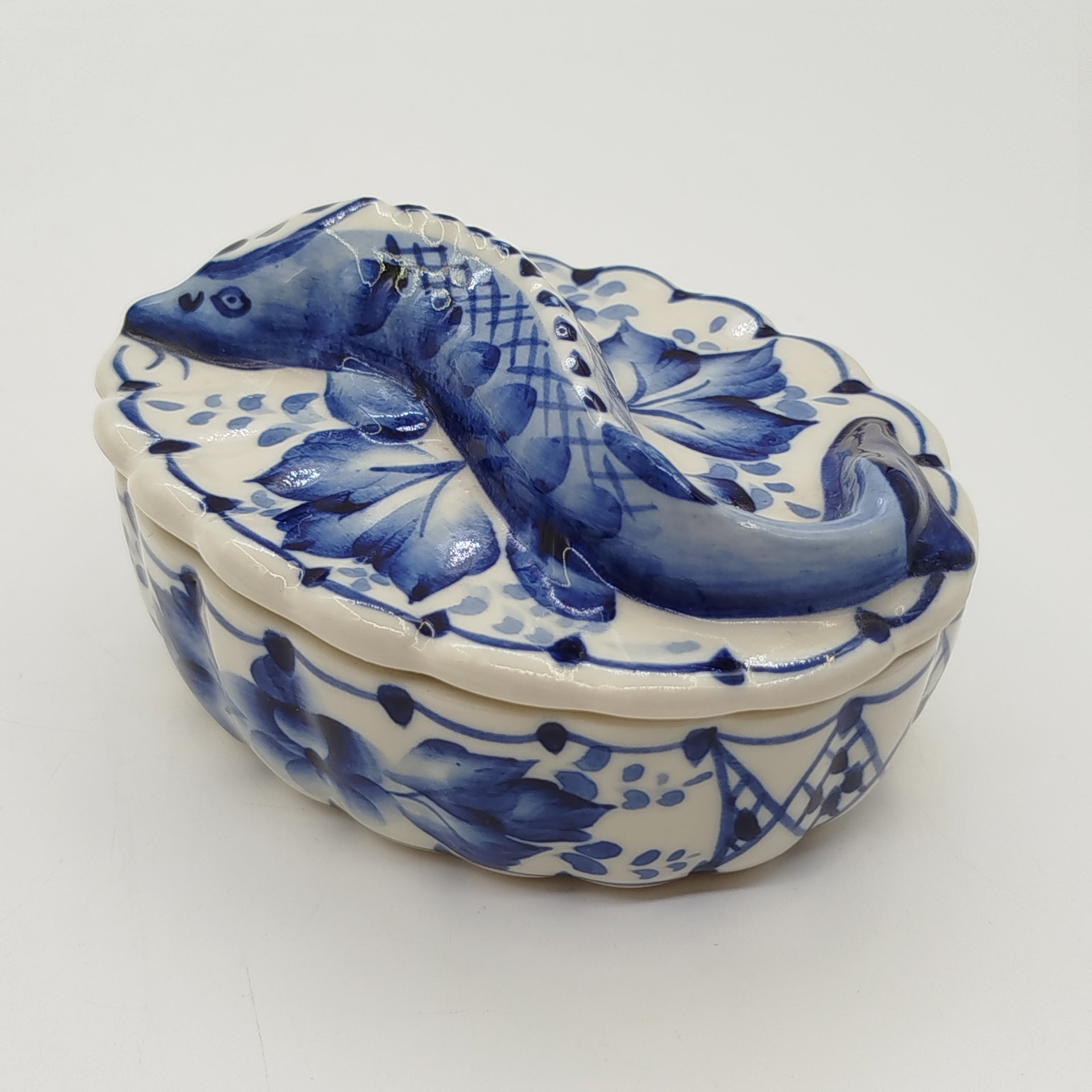 Икорница с крышкой, украшенная растительным декором