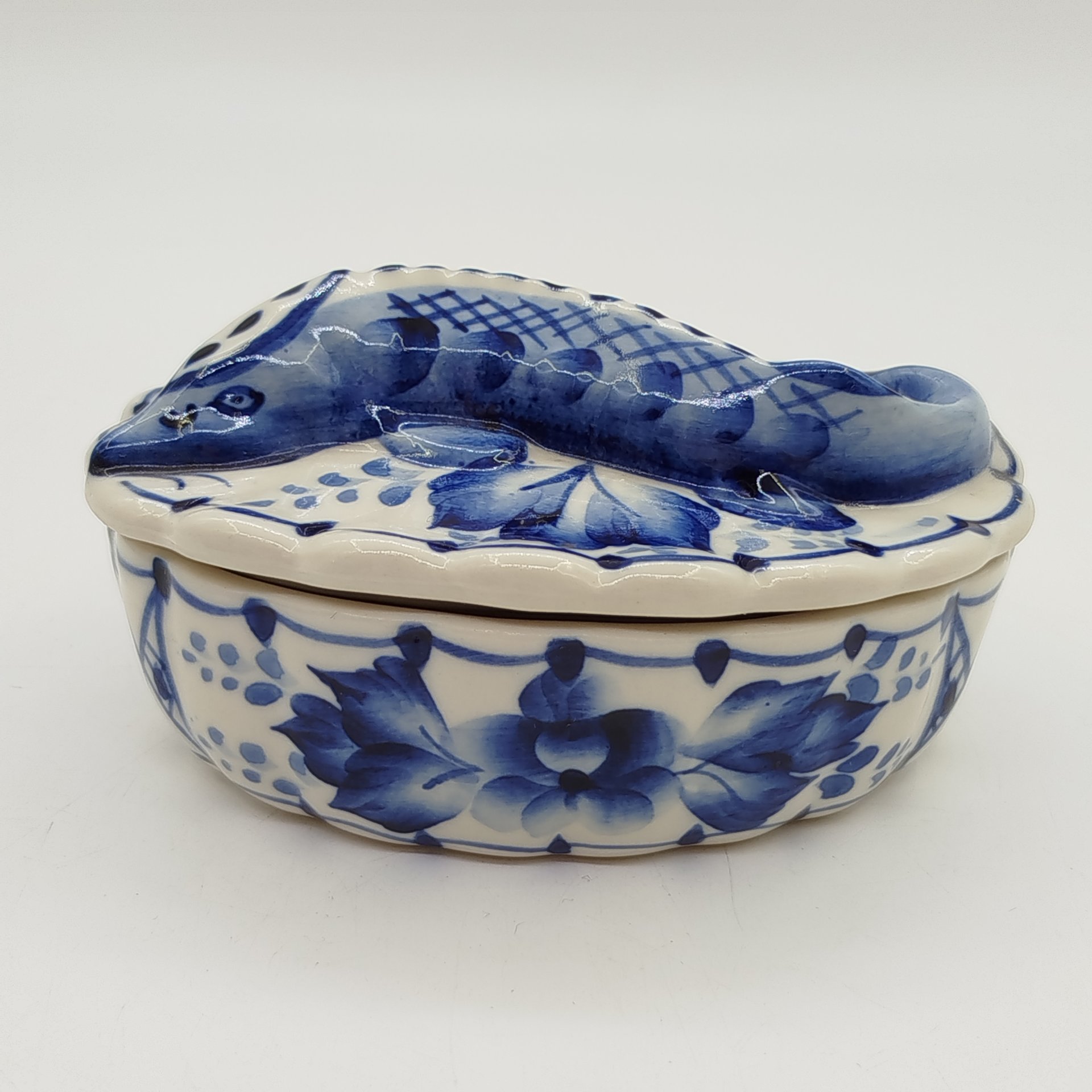 Икорница с крышкой, украшенная растительным декором