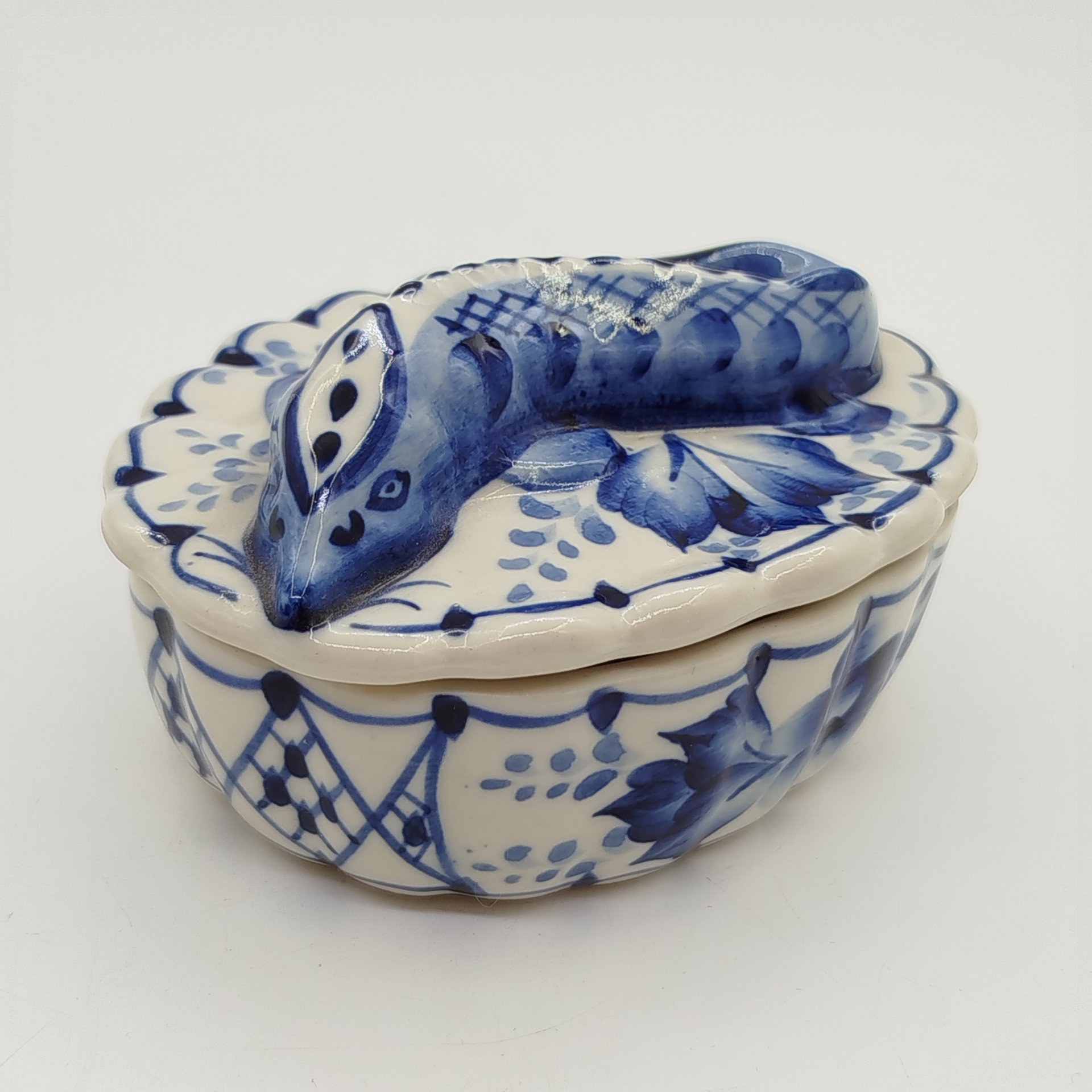 Икорница с крышкой, украшенная растительным декором