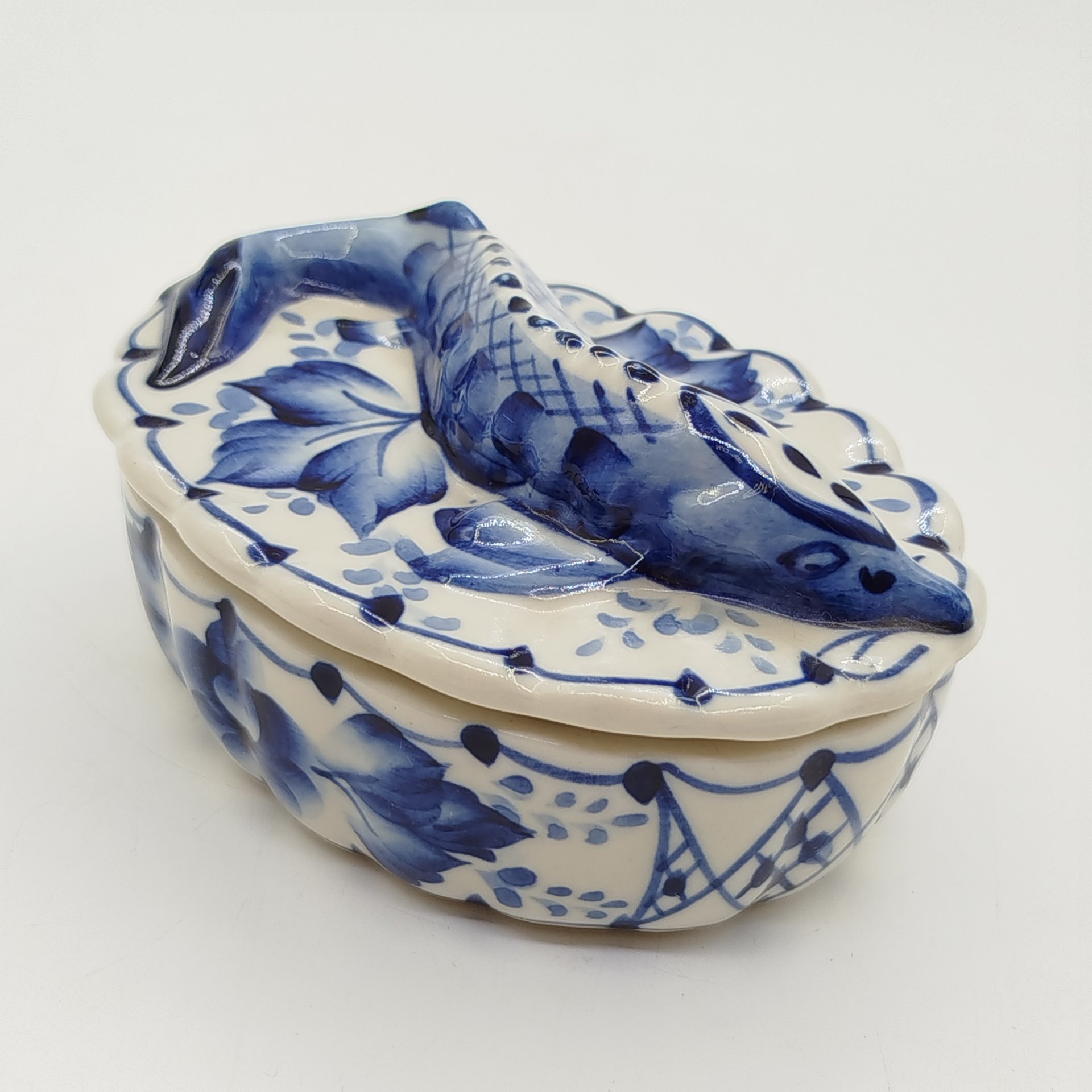 Икорница с крышкой, украшенная растительным декором