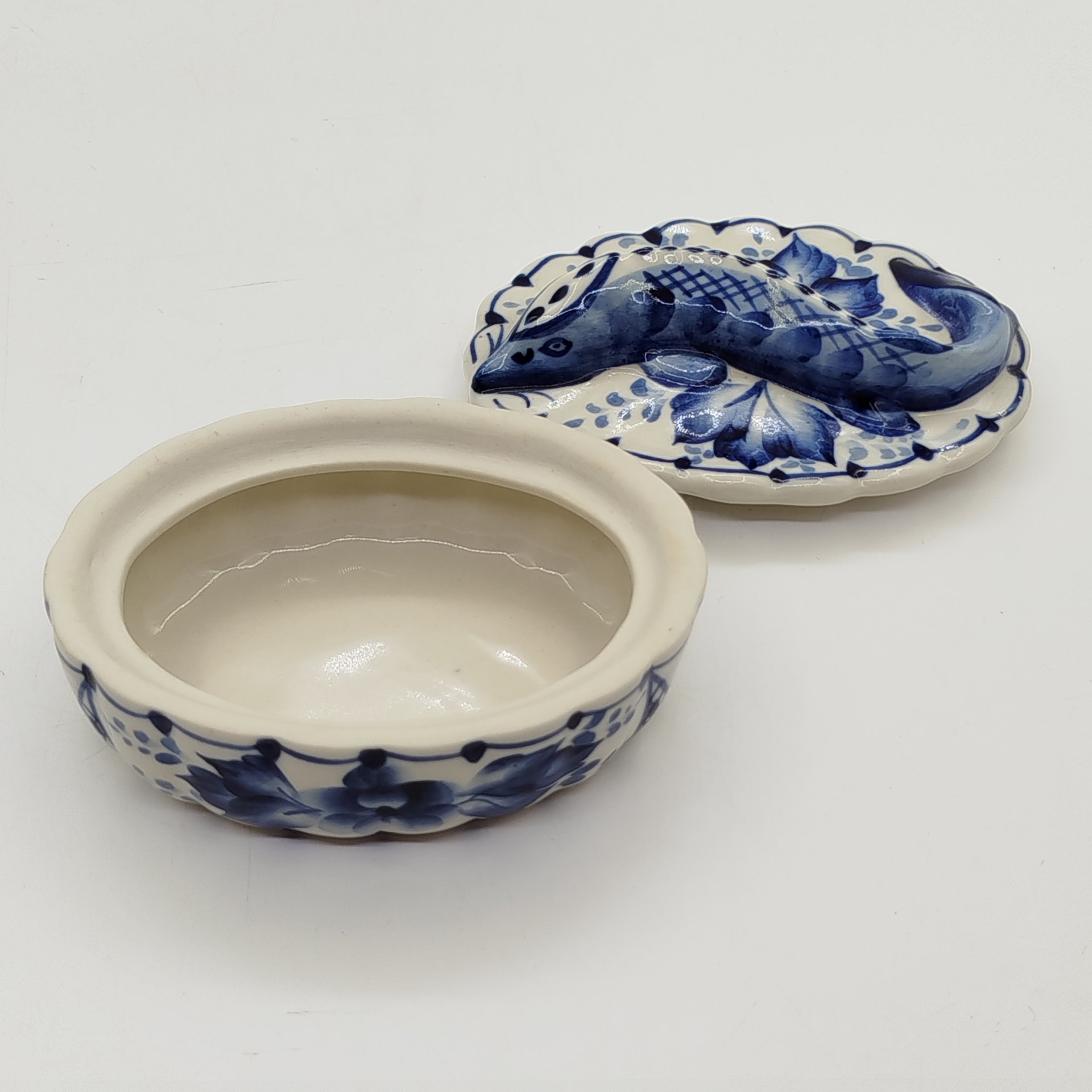 Икорница с крышкой, украшенная растительным декором