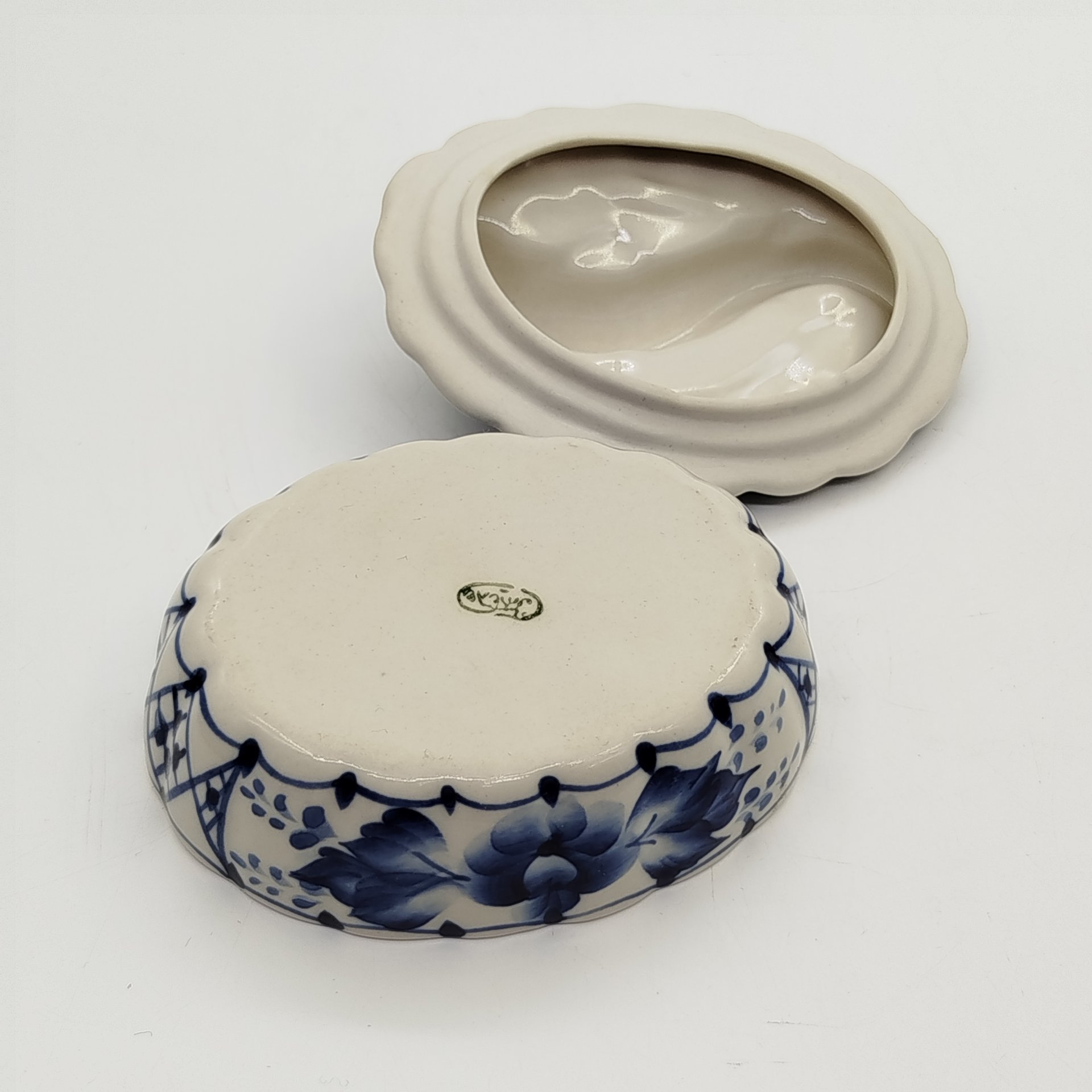 Икорница с крышкой, украшенная растительным декором