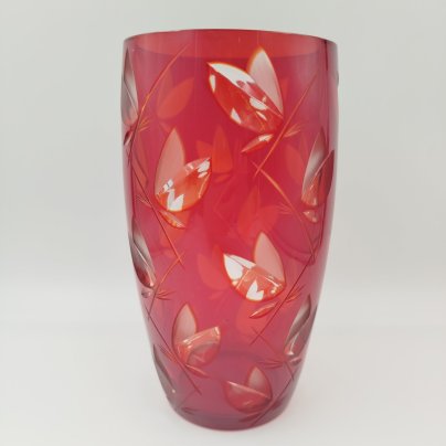 Ваза красного цвета с декором в виде листиков, стекло, нацвет, алмазная грань, СССР, 1960-1990 гг.