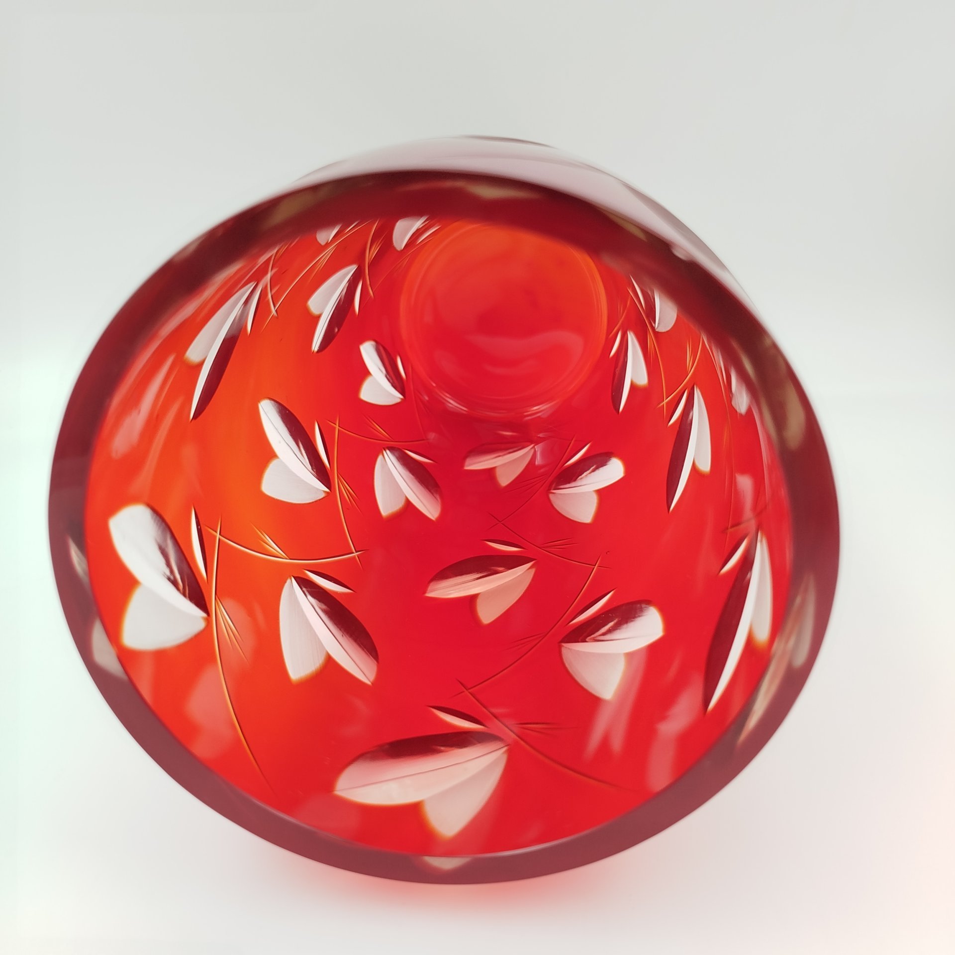 Ваза красного цвета с декором в виде листиков, стекло, нацвет, алмазная грань, СССР, 1960-1990 гг.