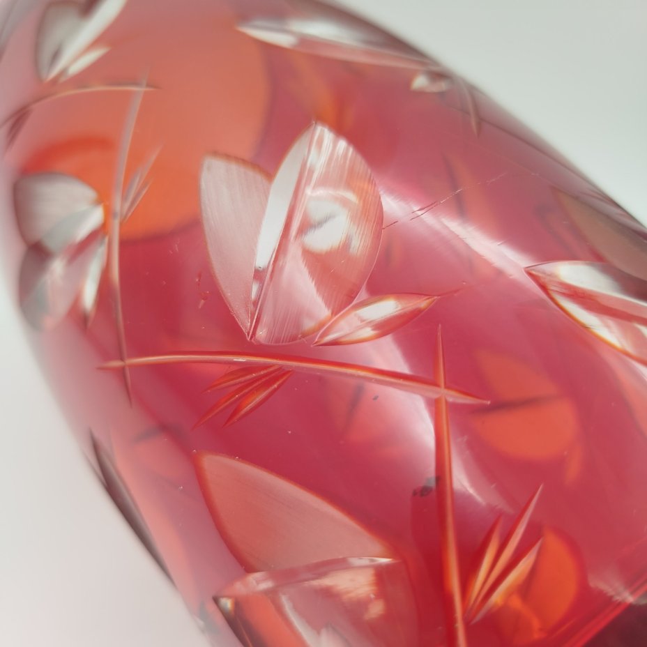 Ваза красного цвета с декором в виде листиков