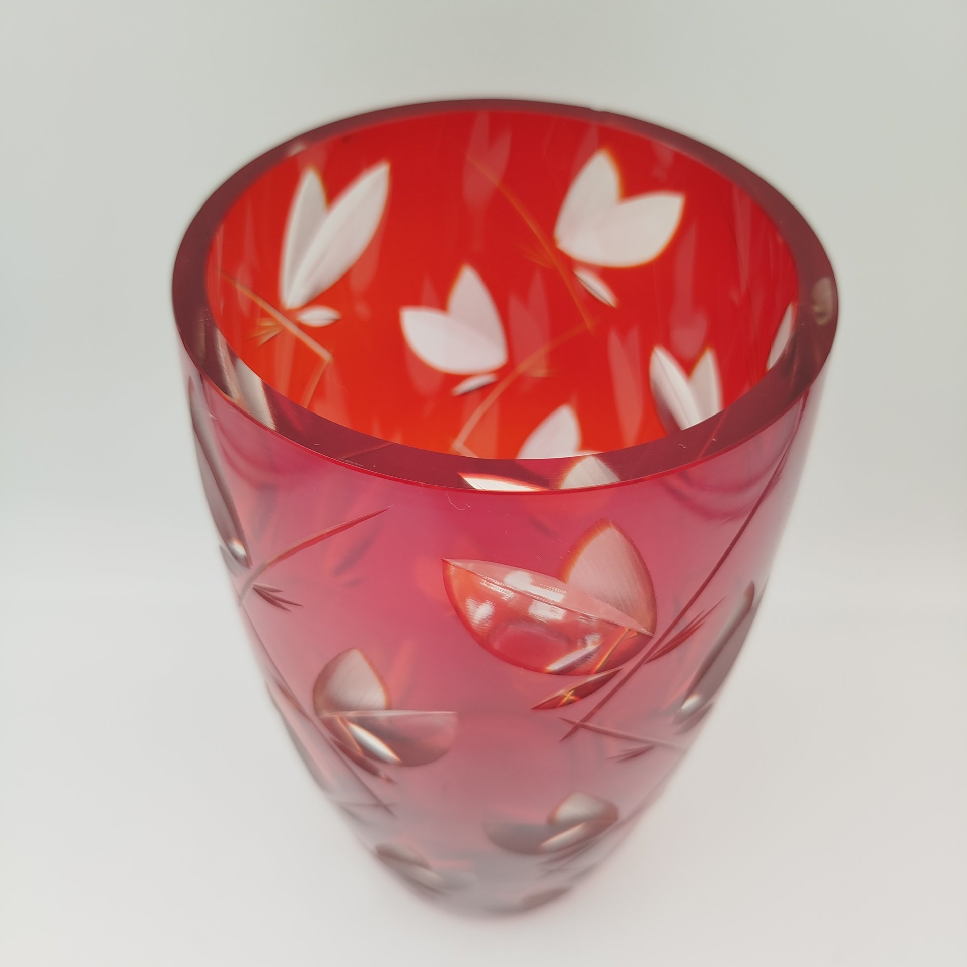 Ваза красного цвета с декором в виде листиков, стекло, нацвет, алмазная грань, СССР, 1960-1990 гг.