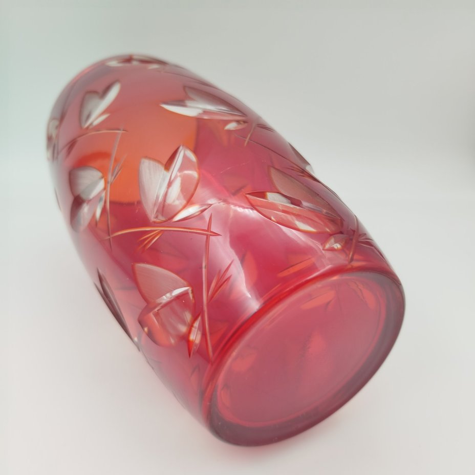 Ваза красного цвета с декором в виде листиков