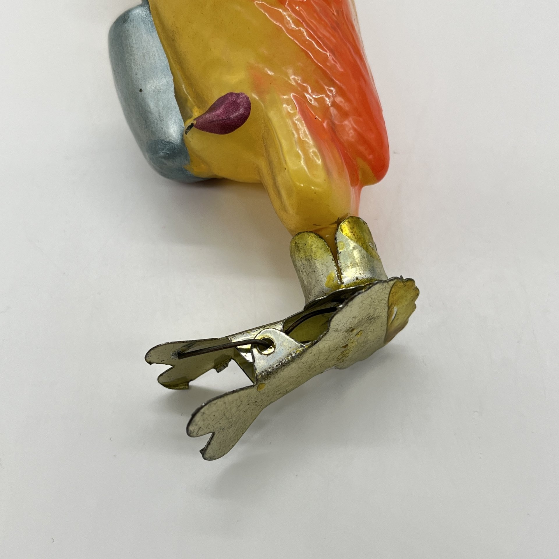 Игрушка ёлочная на прищепке "Попугай с ватой" (из набора "Доктор Айболит"), стекло, краска, металл, Завод стеклянных ёлочных украшений и оптических изделий, г. Москва, СССР, 1950-1960 гг.