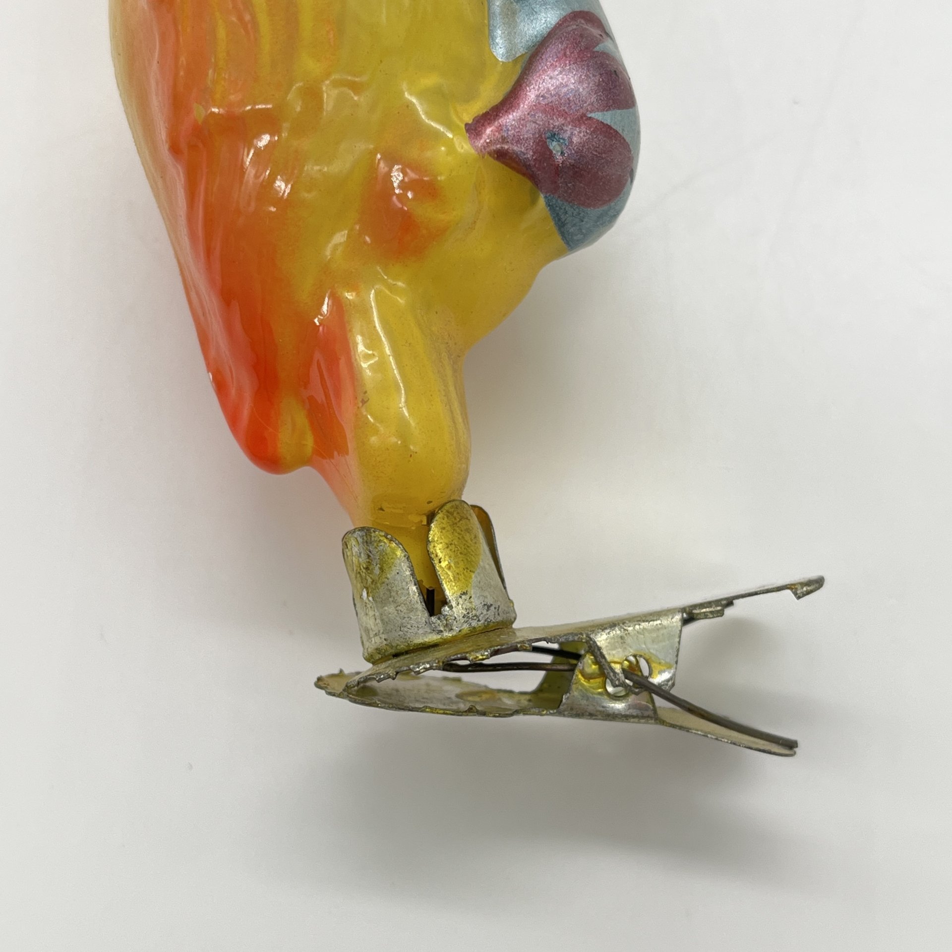 Игрушка ёлочная на прищепке "Попугай с ватой" (из набора "Доктор Айболит"), стекло, краска, металл, Завод стеклянных ёлочных украшений и оптических изделий, г. Москва, СССР, 1950-1960 гг.