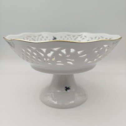 Фруктовница на высокой ножке с прорезным бортом и изображением мейсенского букета, фарфор, деколь, золочение, Thun (Тун), Чехия, 1991-2010 гг.