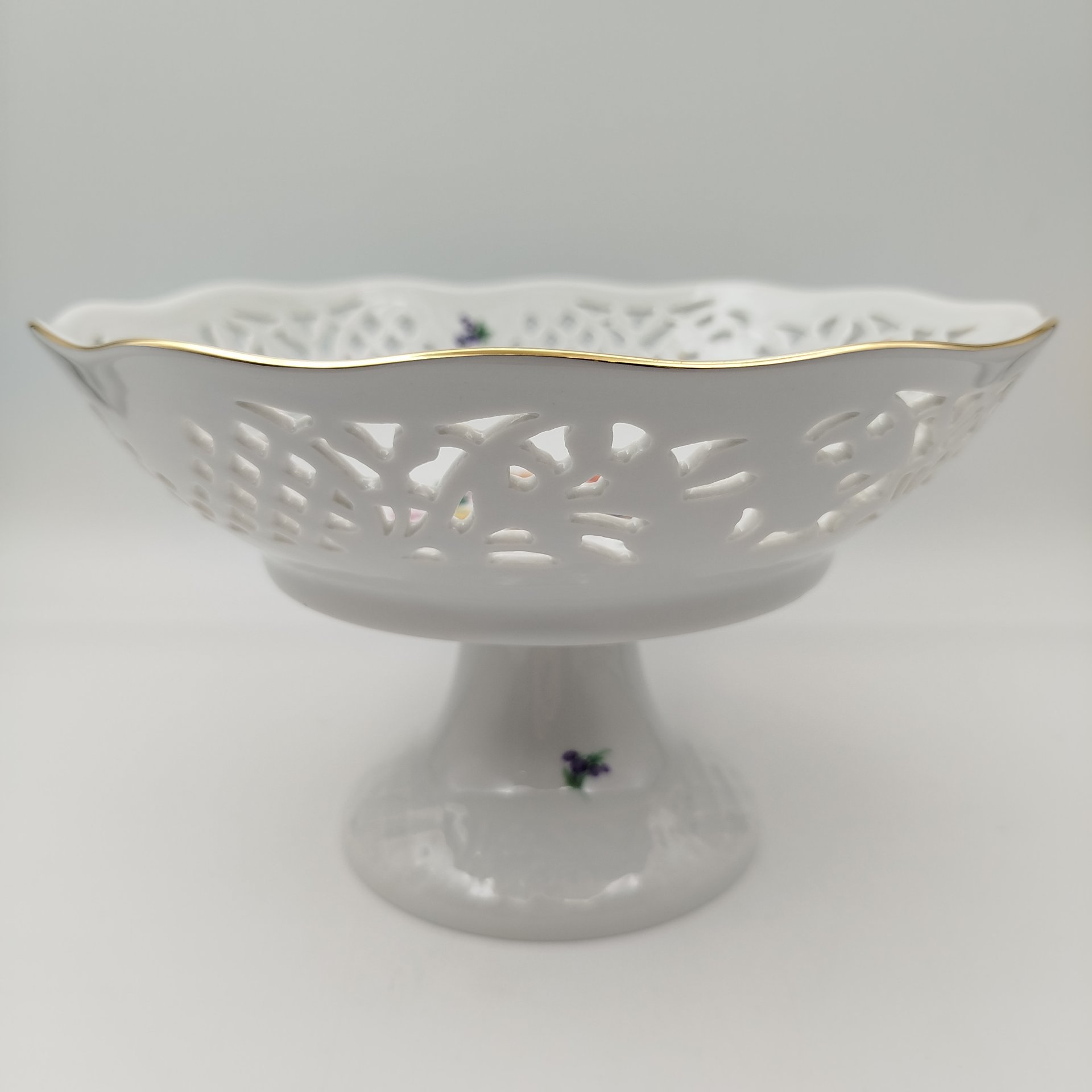 Фруктовница на высокой ножке с прорезным бортом и изображением мейсенского букета, фарфор, деколь, золочение, Thun (Тун), Чехия, 1991-2010 гг.