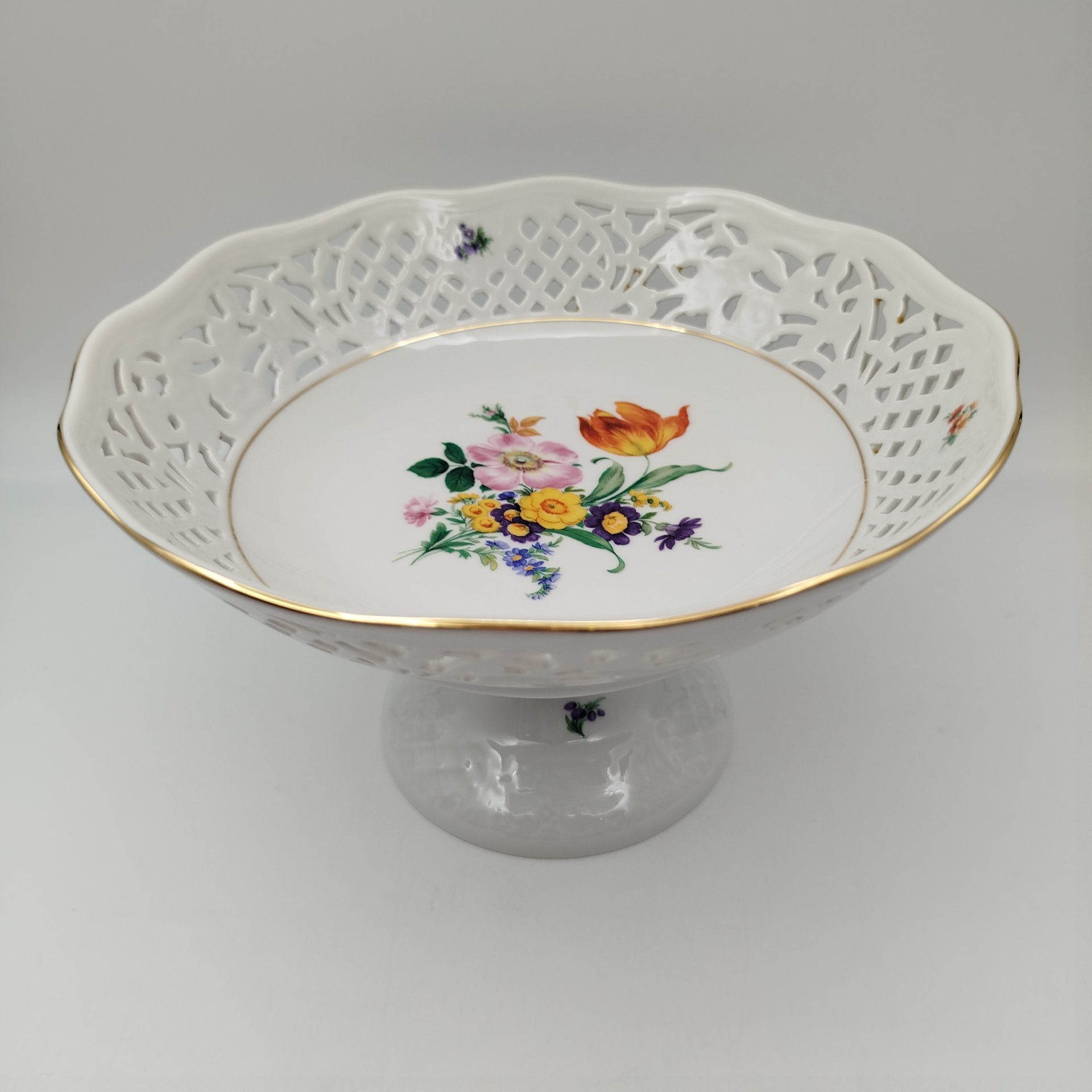 Фруктовница на высокой ножке с прорезным бортом и изображением мейсенского букета, фарфор, деколь, золочение, Thun (Тун), Чехия, 1991-2010 гг.