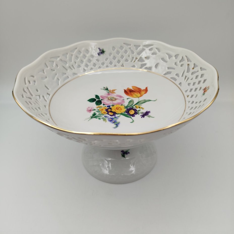 Фруктовница на высокой ножке с прорезным бортом и изображением мейсенского букета, фарфор, деколь, золочение, Thun (Тун), Чехия, 1991-2010 гг.