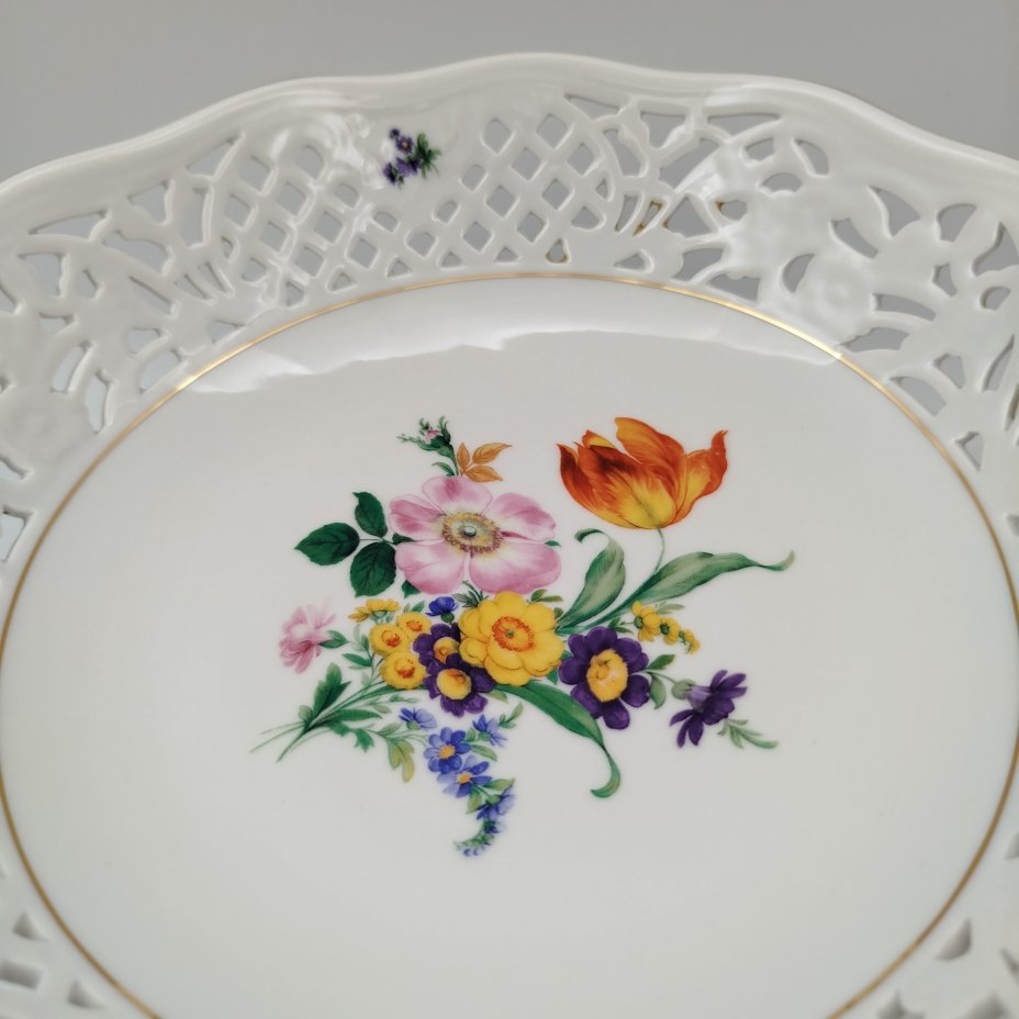 Фруктовница на высокой ножке с прорезным бортом и изображением мейсенского букета, фарфор, деколь, золочение, Thun (Тун), Чехия, 1991-2010 гг.