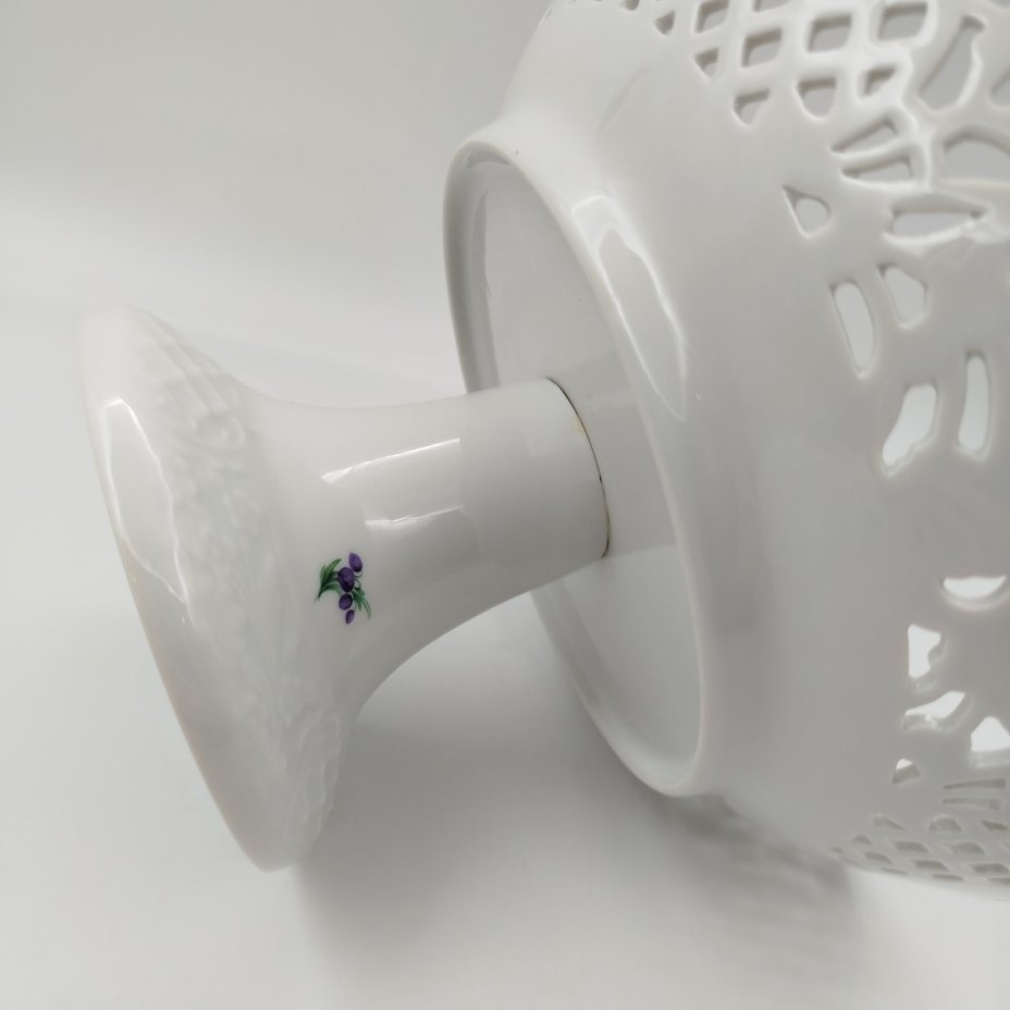 Фруктовница на высокой ножке с прорезным бортом и изображением мейсенского букета, фарфор, деколь, золочение, Thun (Тун), Чехия, 1991-2010 гг.