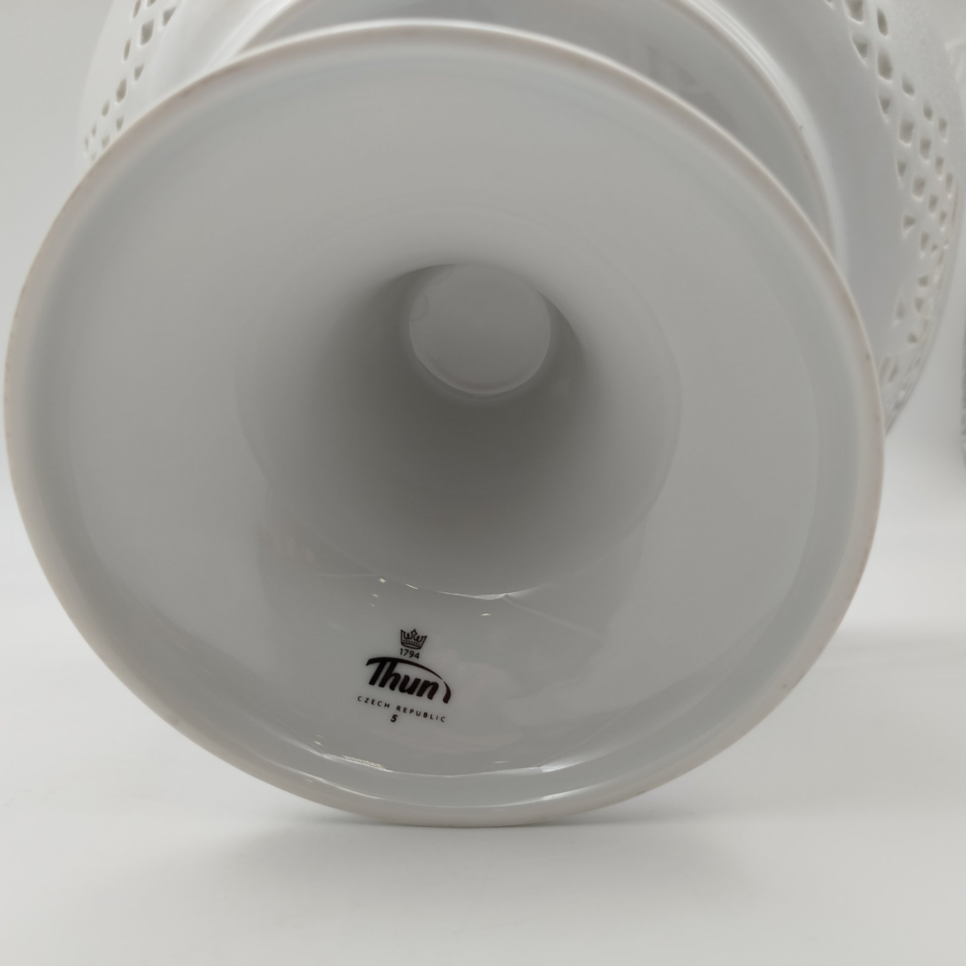 Фруктовница на высокой ножке с прорезным бортом и изображением мейсенского букета, фарфор, деколь, золочение, Thun (Тун), Чехия, 1991-2010 гг.