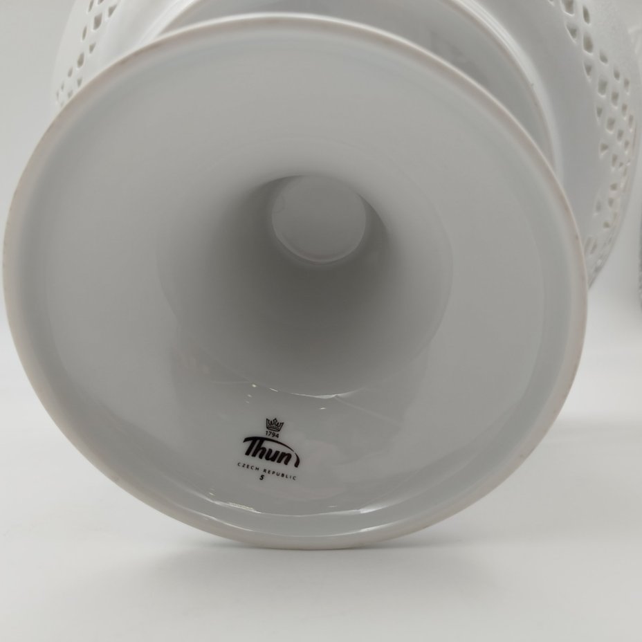 Фруктовница на высокой ножке с прорезным бортом и изображением мейсенского букета, фарфор, деколь, золочение, Thun (Тун), Чехия, 1991-2010 гг.