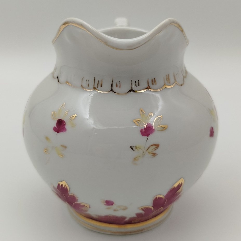 Молочник из сервиза "Барбарис" (пурпурный), автор Е.П. Смирнов, фарфор, роспись, золочение, Дмитровский фарфоровый завод (ДФЗ Вербилки), СССР, 1954-1965 гг.