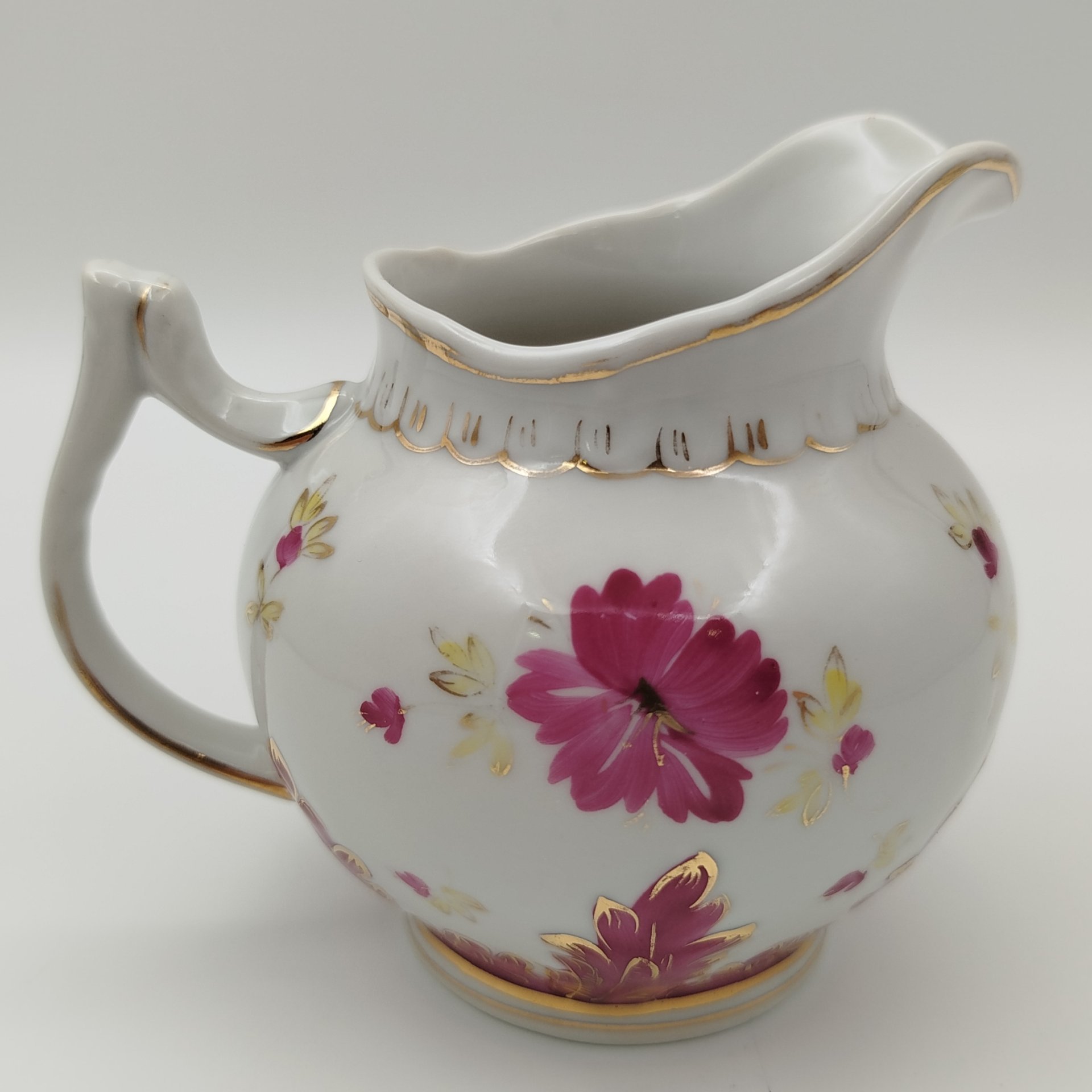 Молочник из сервиза "Барбарис" (пурпурный), автор Е.П. Смирнов, фарфор, роспись, золочение, Дмитровский фарфоровый завод (ДФЗ Вербилки), СССР, 1954-1965 гг.