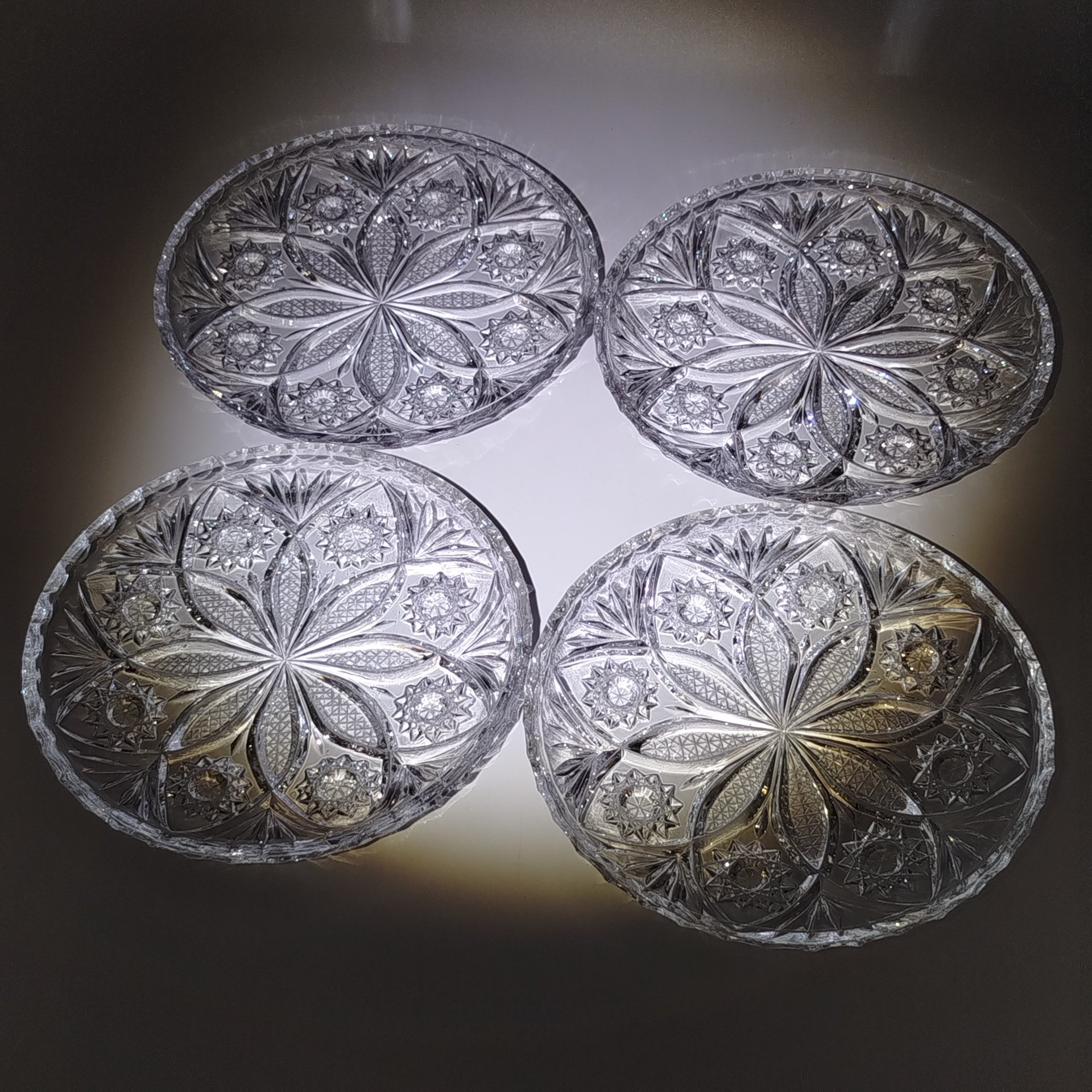 Набор из 4-х блюдец (тарелок), декорированных рельефным геометрическим декором, стекло, пресс, резьба, СССР, 1970-1990 гг.